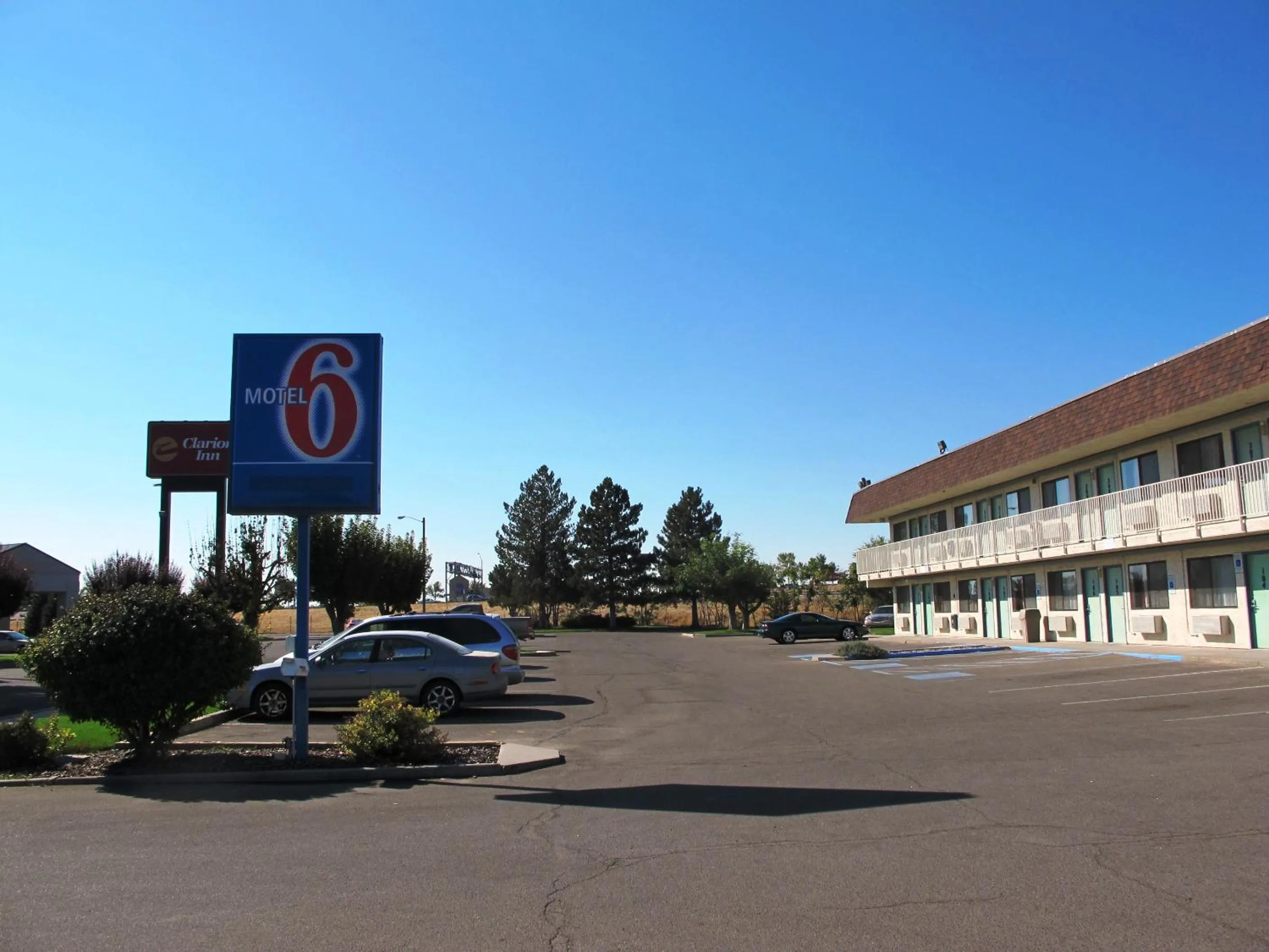 Property logo or sign in Motel 6 Ontario, OR