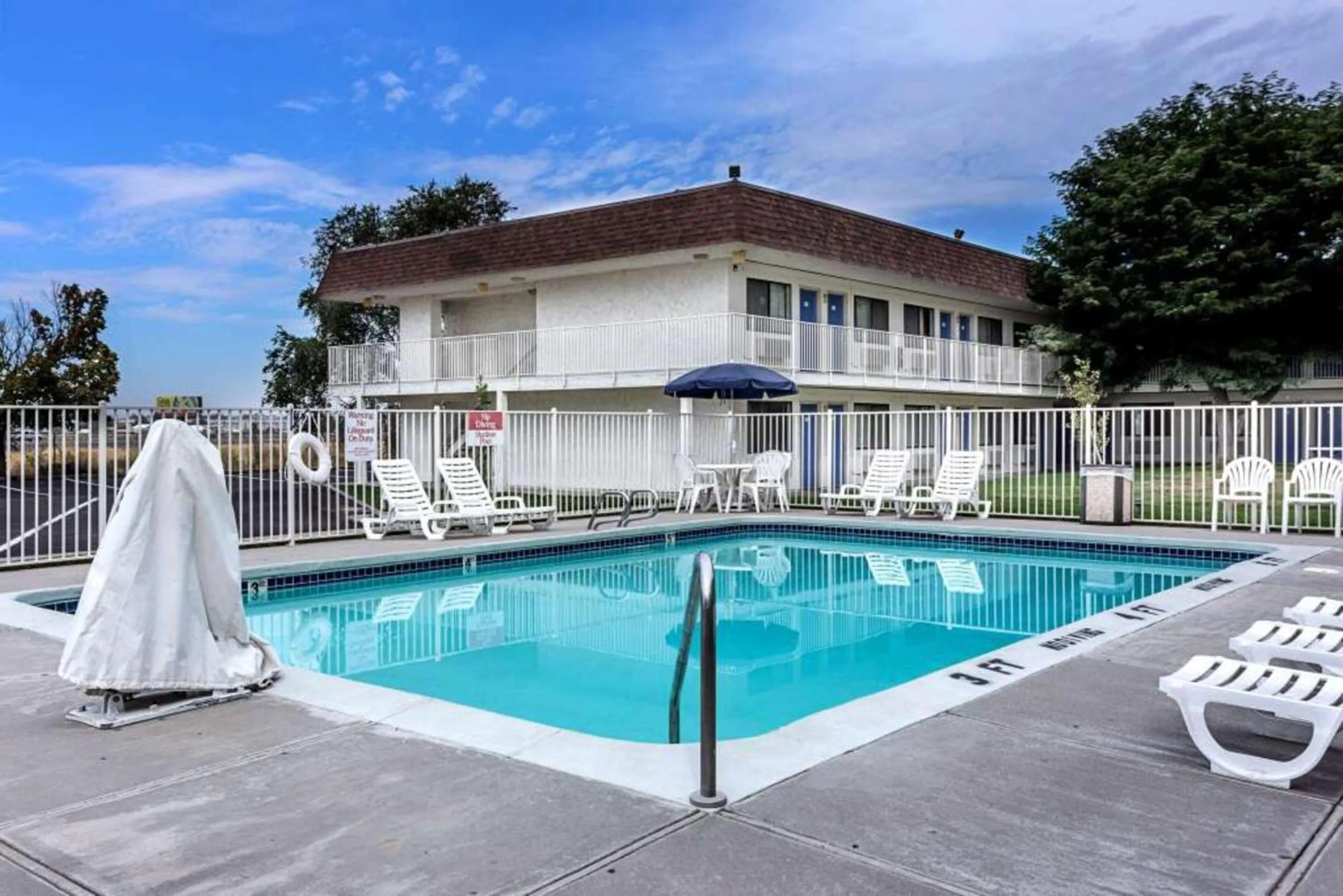 Swimming pool in Motel 6 Ontario, OR