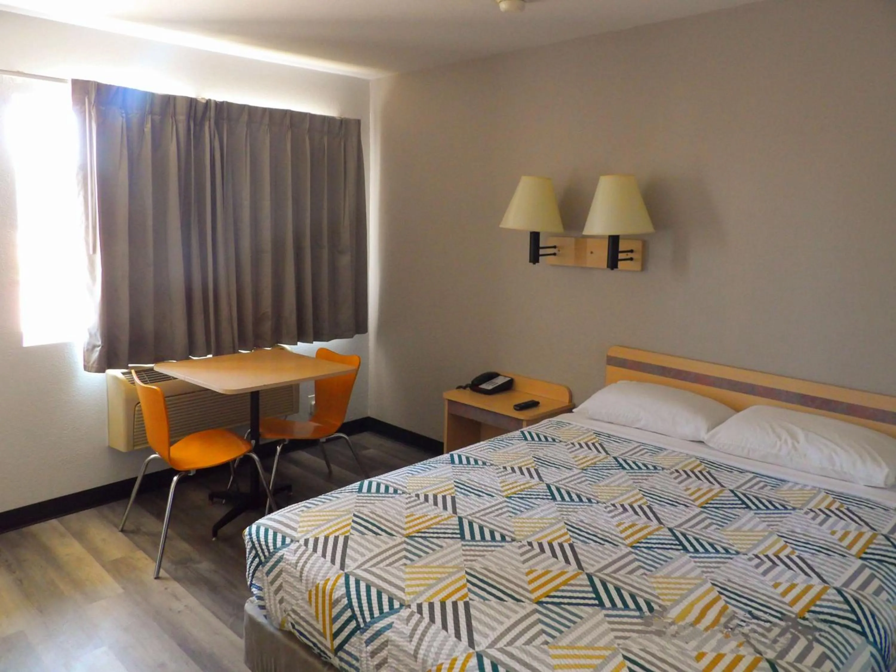 Bedroom, Bed in Motel 6 Ontario, OR