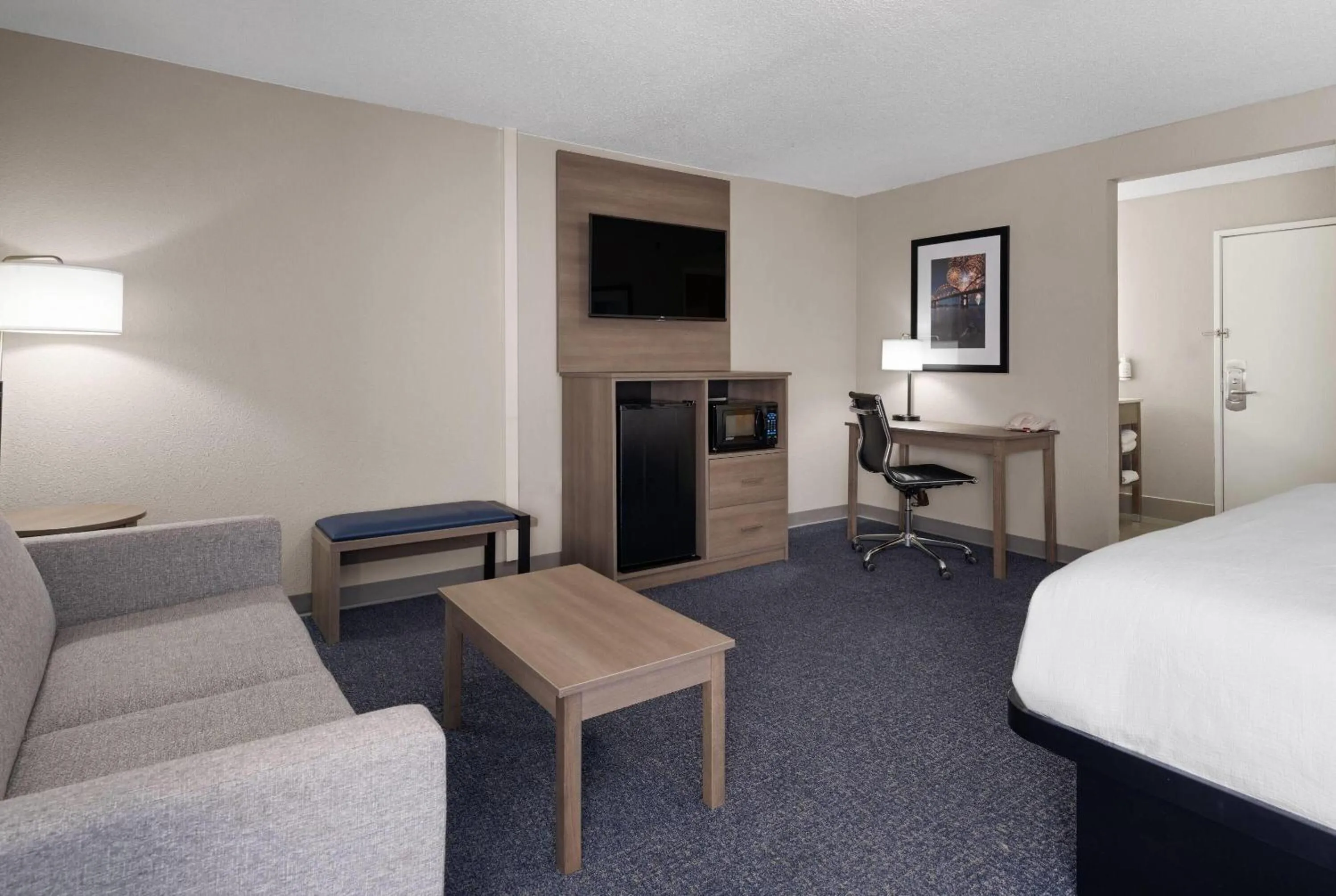 Photo of the whole room, Bed in Baymont by Wyndham Davenport