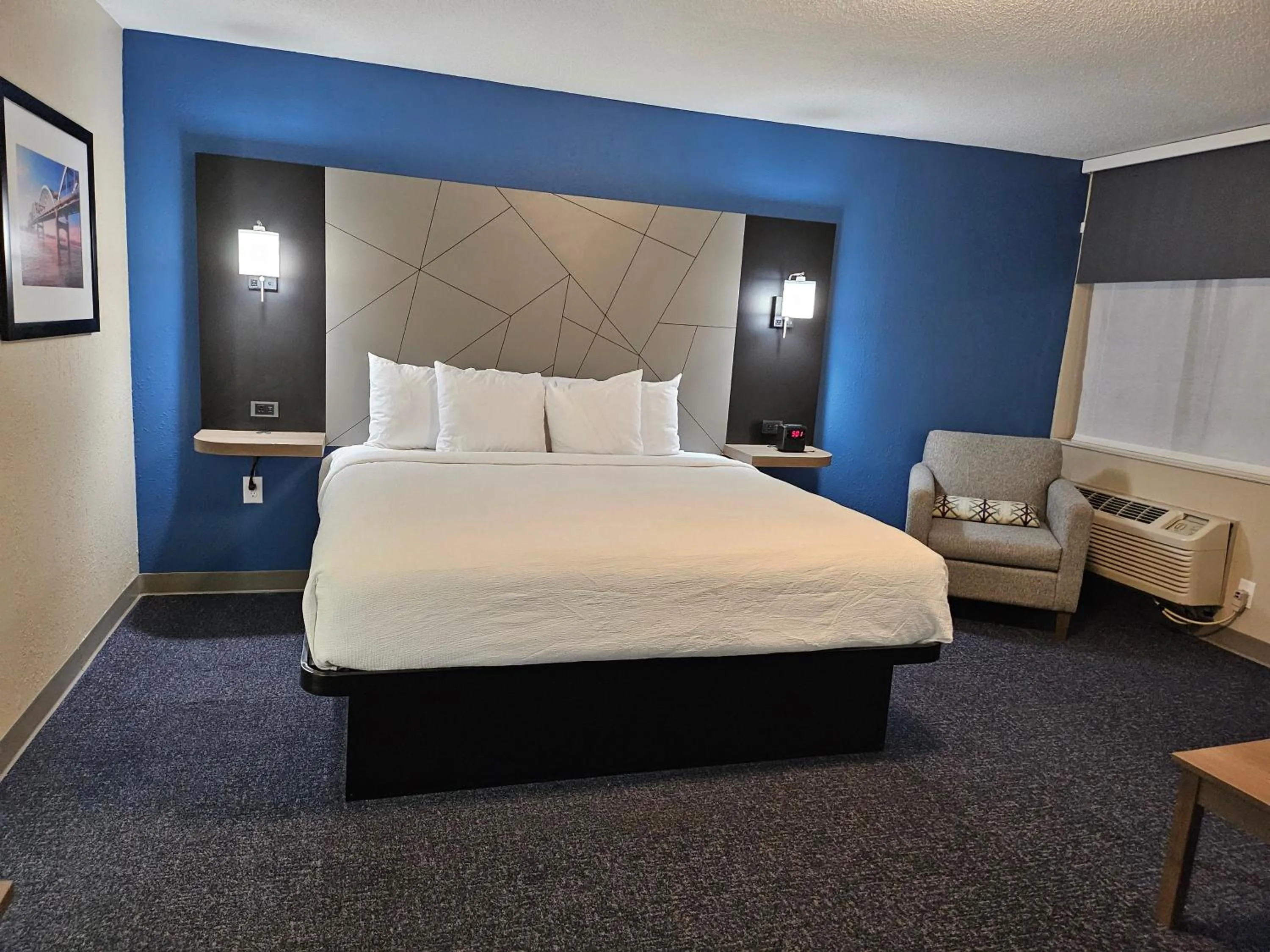 Seating area, Bed in Baymont by Wyndham Davenport