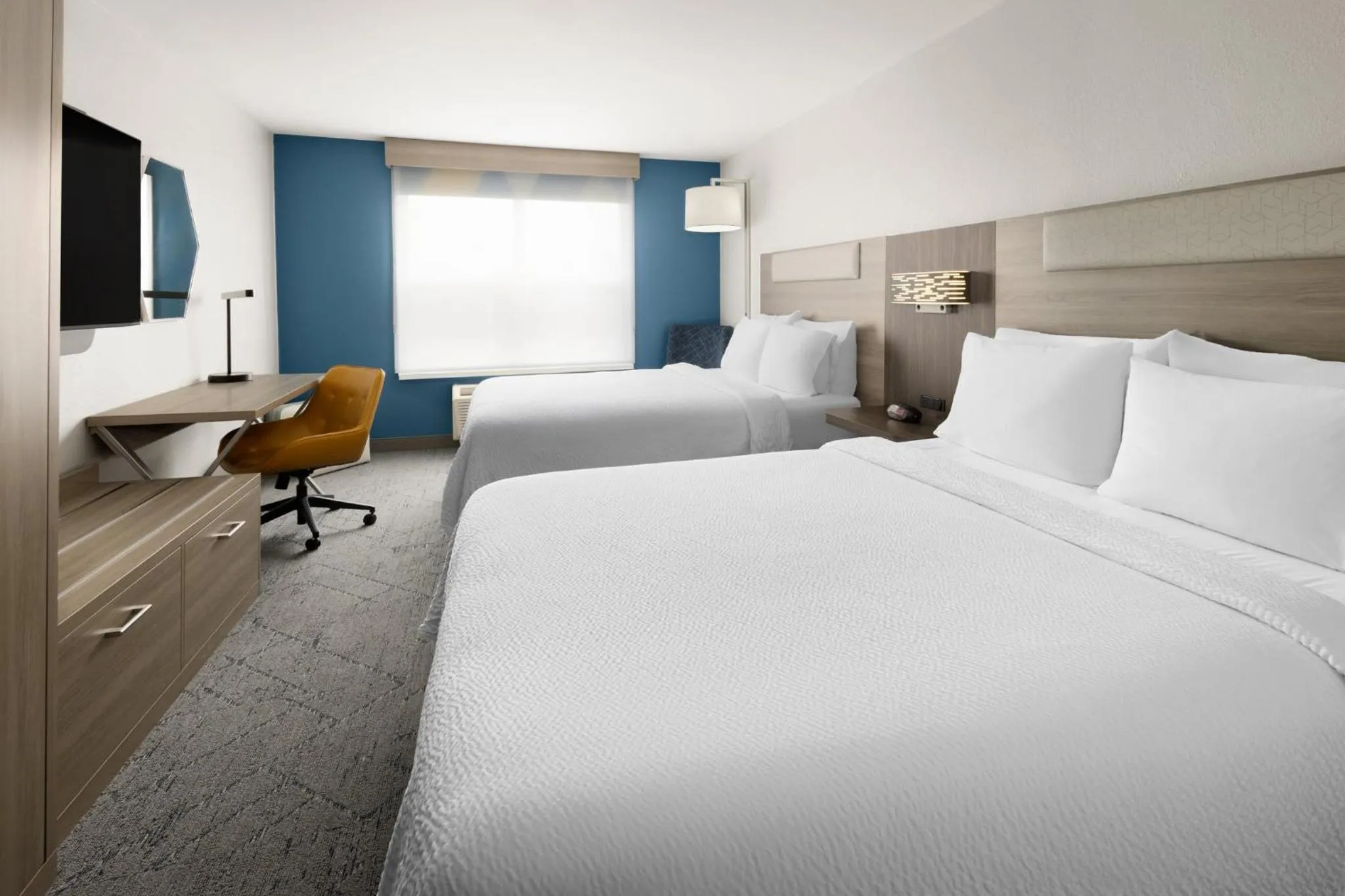 Photo of the whole room, Bed in Holiday Inn Express & Suites Wyomissing by IHG