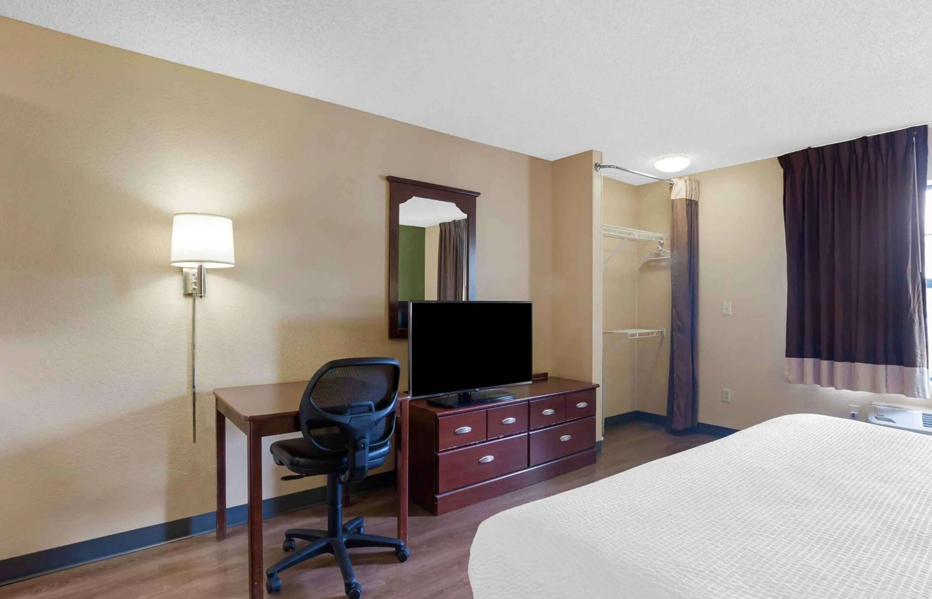 Bedroom, Bed in Extended Stay America Suites - Los Angeles - Chino Valley