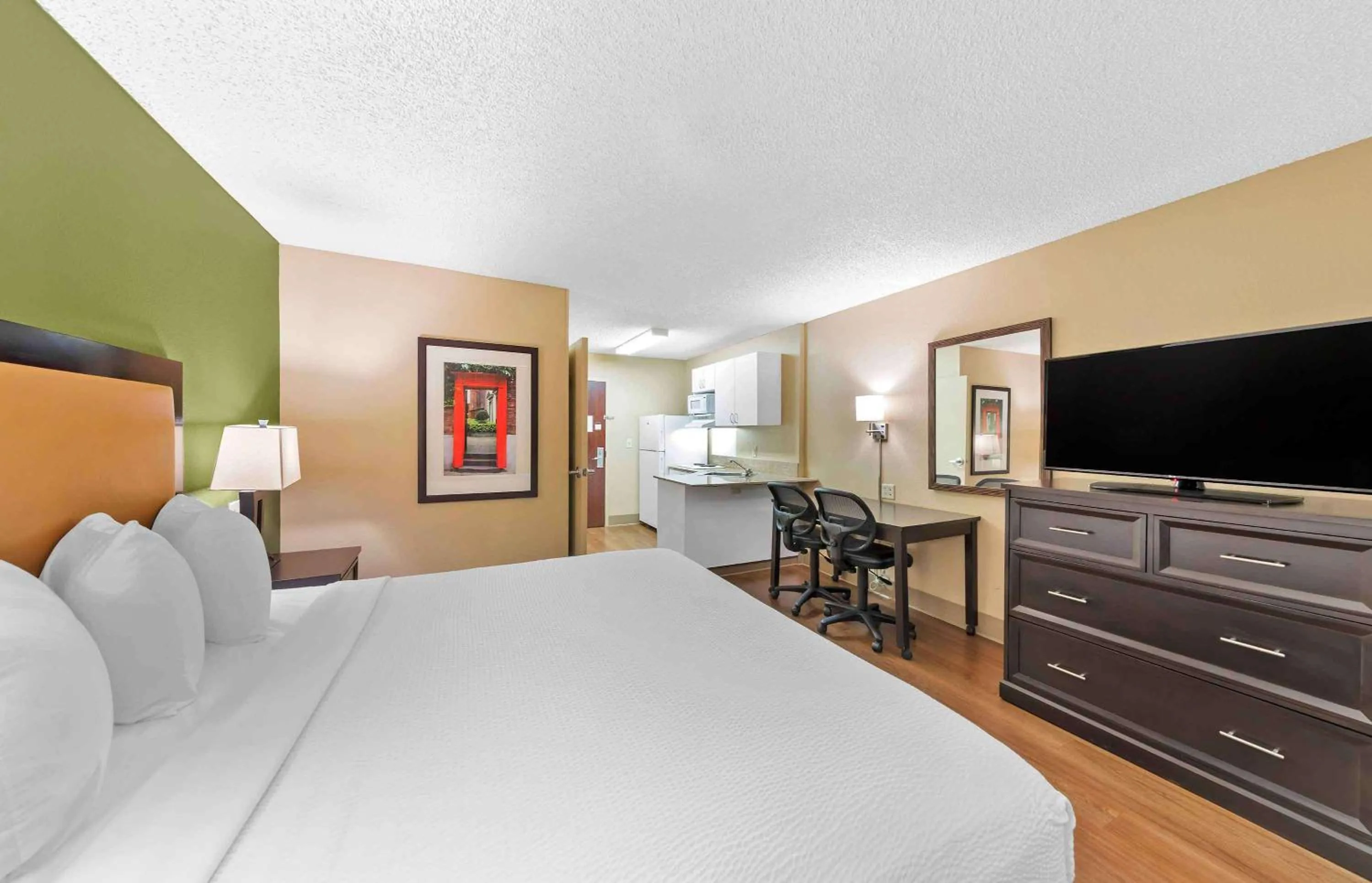 Bedroom, Bed in Extended Stay America Suites - Los Angeles - Chino Valley