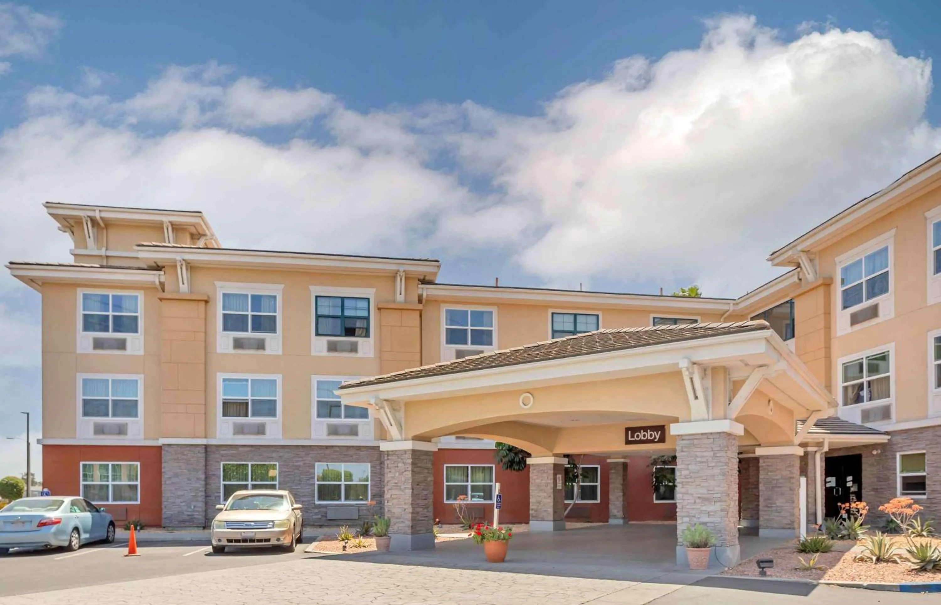 Property building in Extended Stay America Suites - Los Angeles - Chino Valley