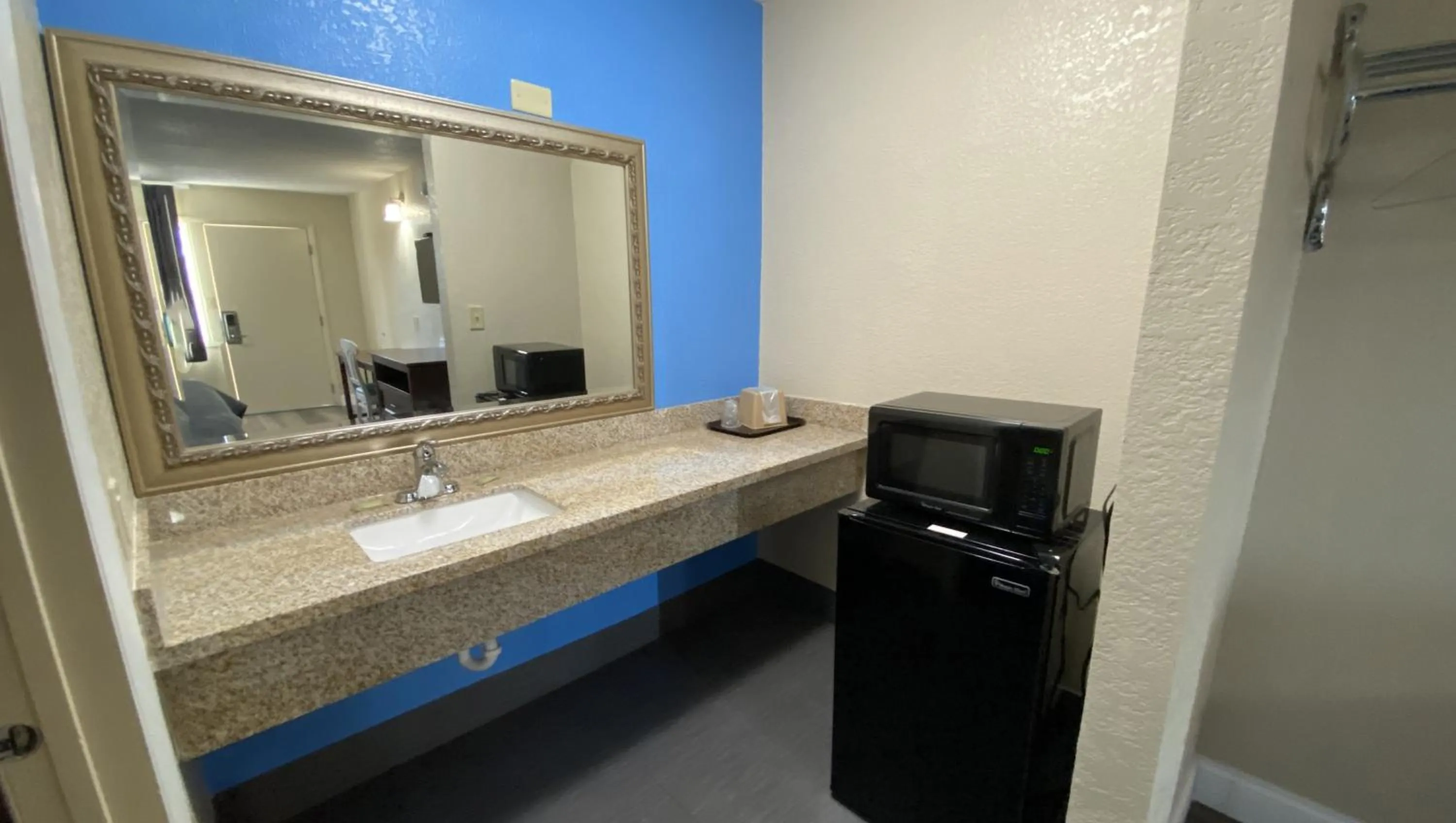 Bedroom in Express Inn Newport News