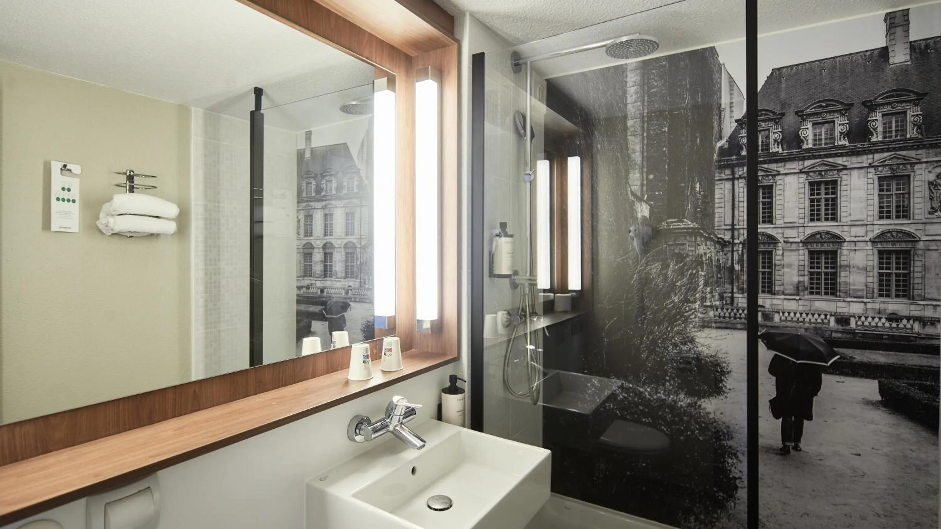 Shower in Campanile NATURE - Cergy Pontoise