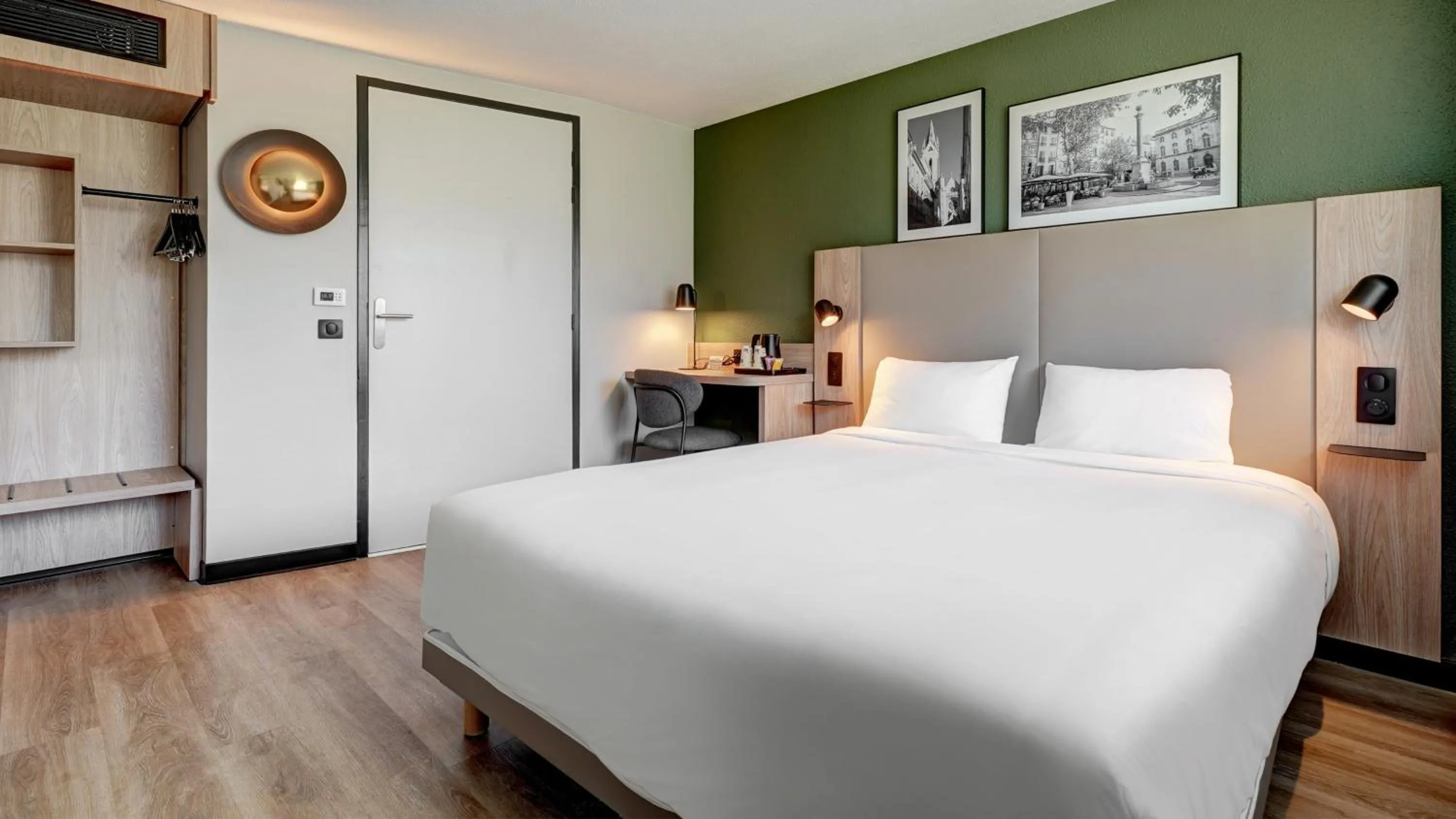 Photo of the whole room, Bed in Campanile NATURE - Cergy Pontoise