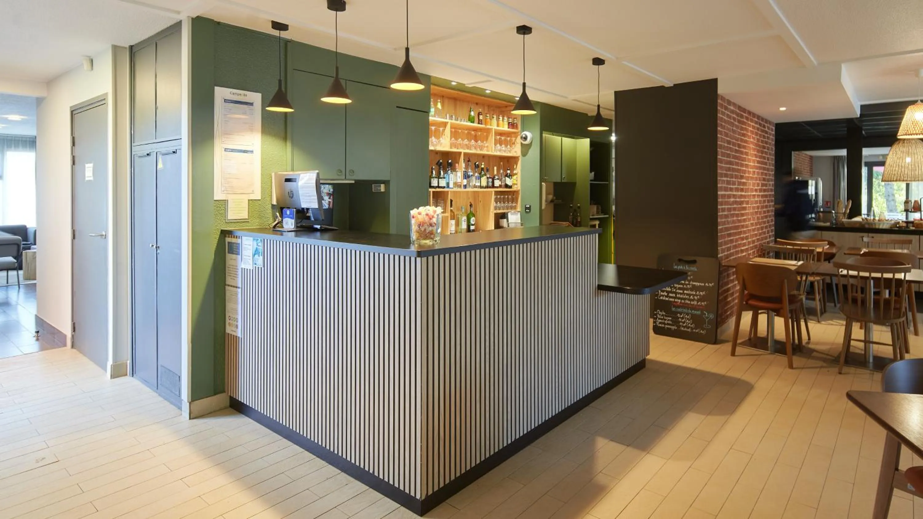 Lobby or reception in Campanile NATURE - Cergy Pontoise