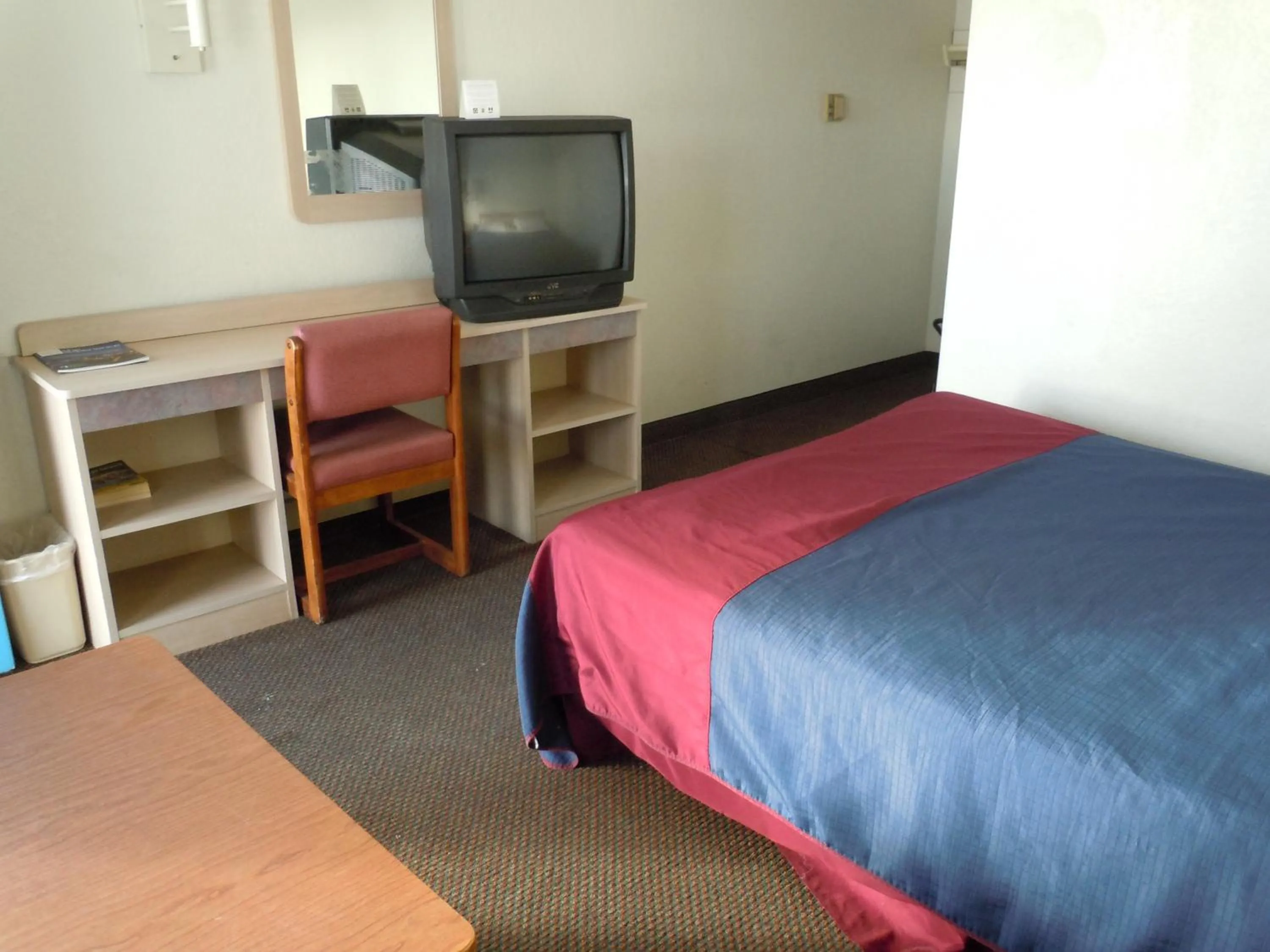 Decorative detail, Bed in Travelodge by Wyndham Grand Rapids North