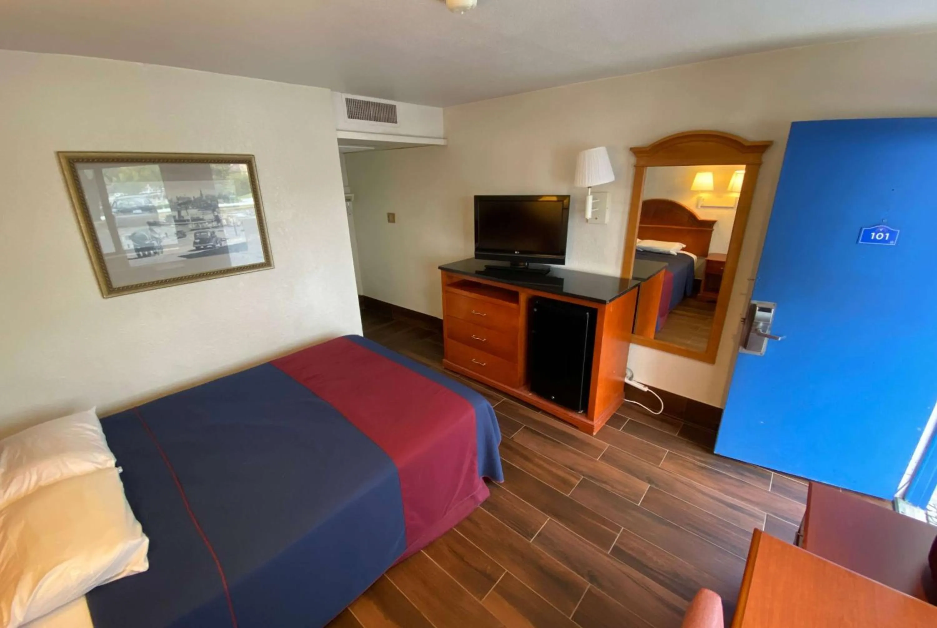 Photo of the whole room, Bed in Travelodge by Wyndham Grand Rapids North