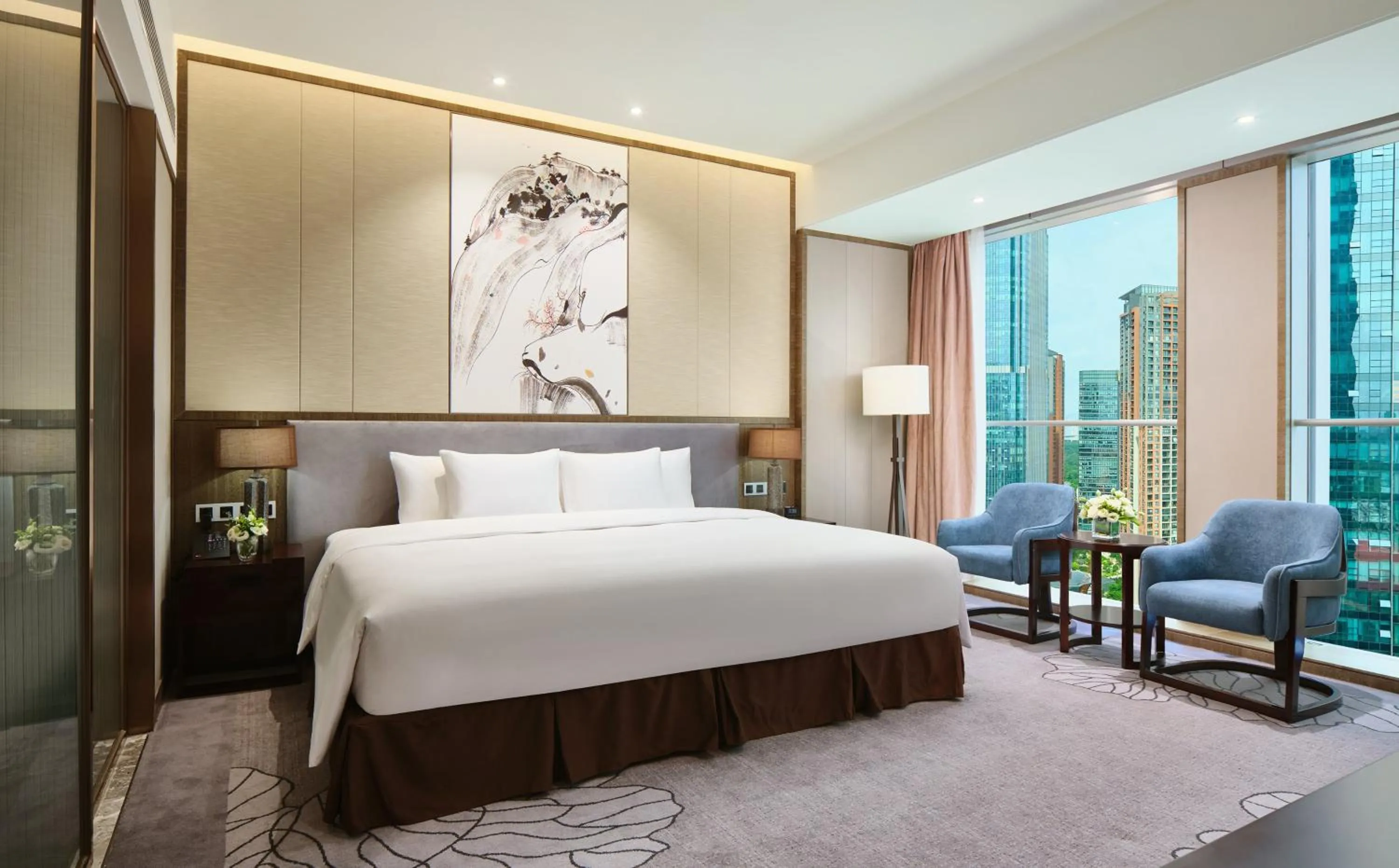 Photo of the whole room, Bed in Crowne Plaza Nanning City Center by IHG
