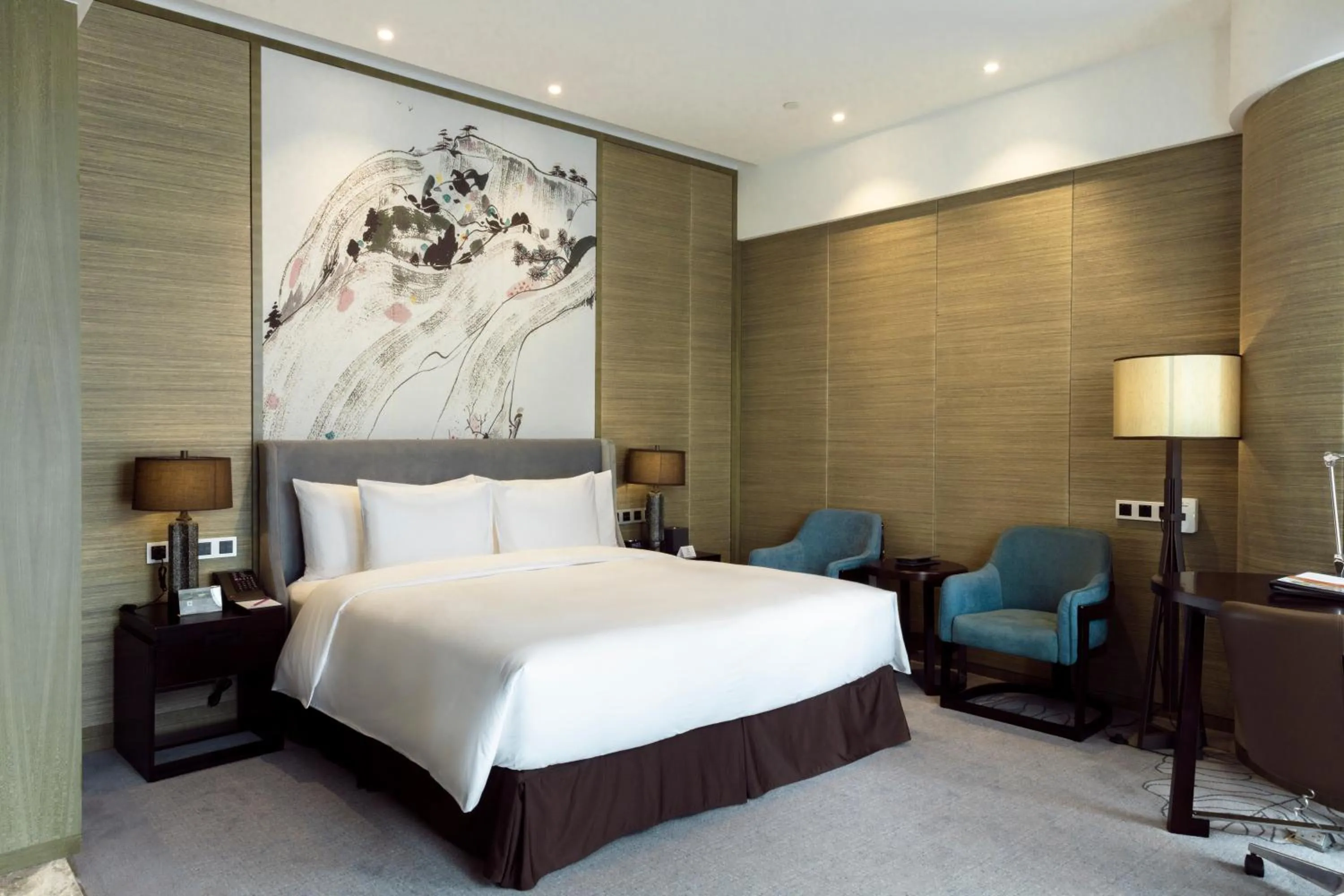 Photo of the whole room, Bed in Crowne Plaza Nanning City Center by IHG