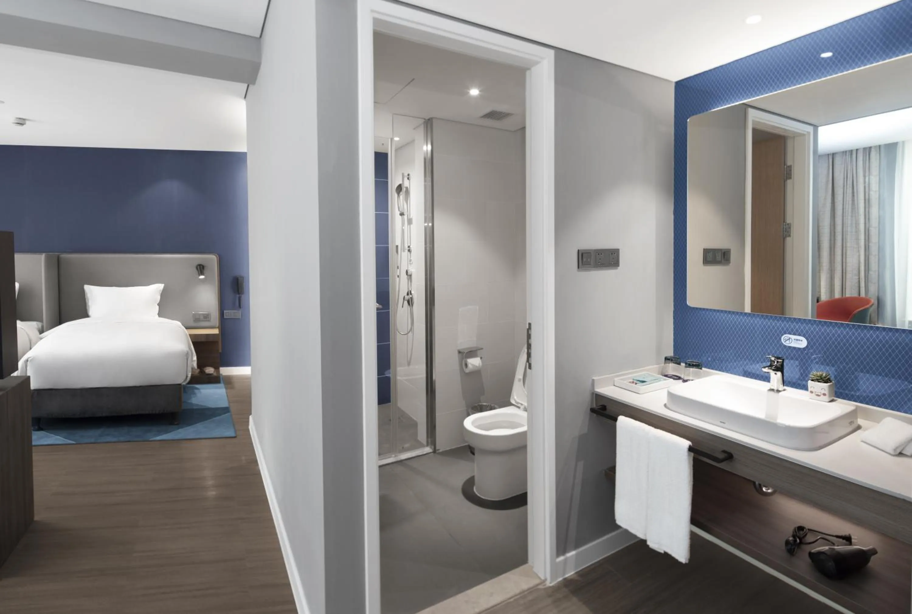 Photo of the whole room, Bed in Holiday Inn Express Shanghai Chongming by IHG