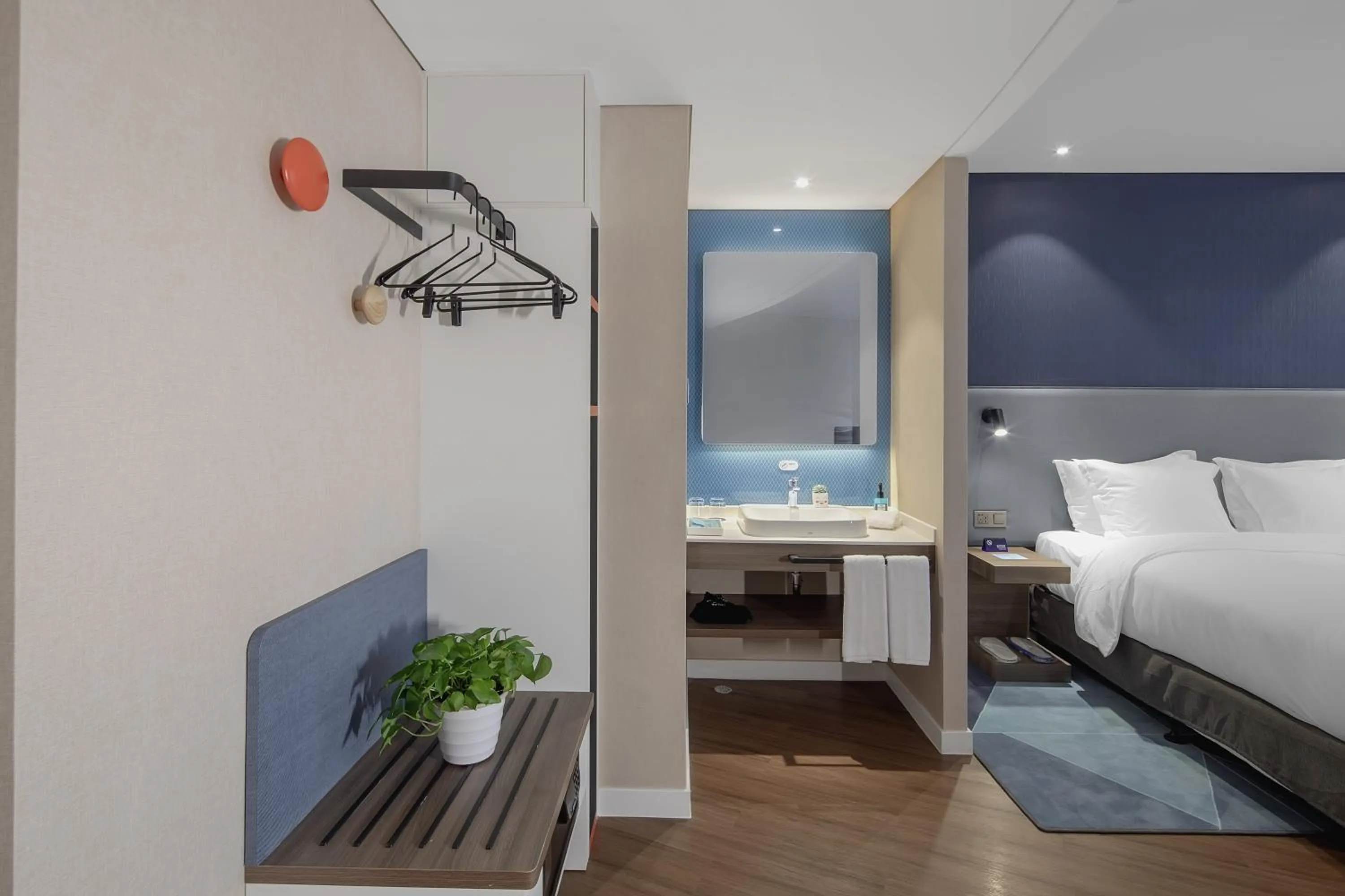 Photo of the whole room, Bed in Holiday Inn Express Shanghai Chongming by IHG