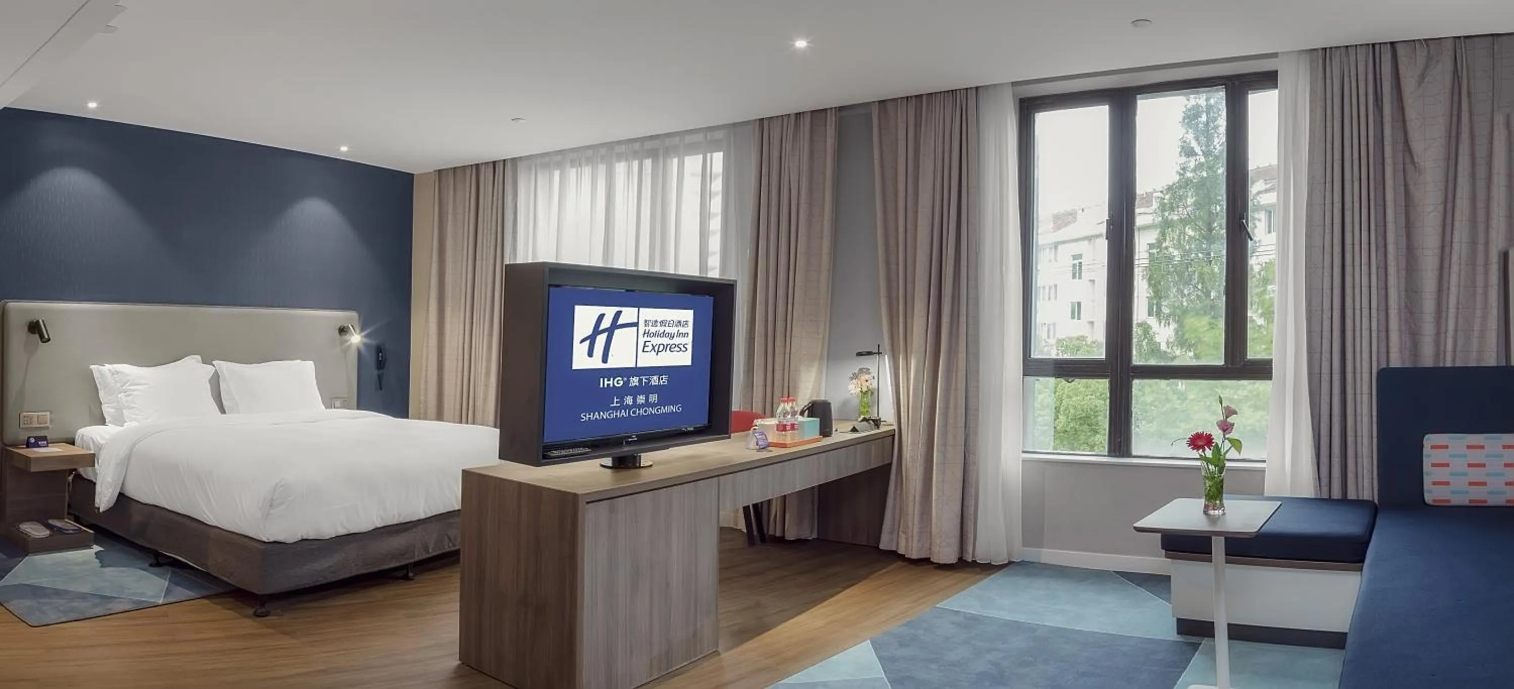 Photo of the whole room, Bed in Holiday Inn Express Shanghai Chongming by IHG