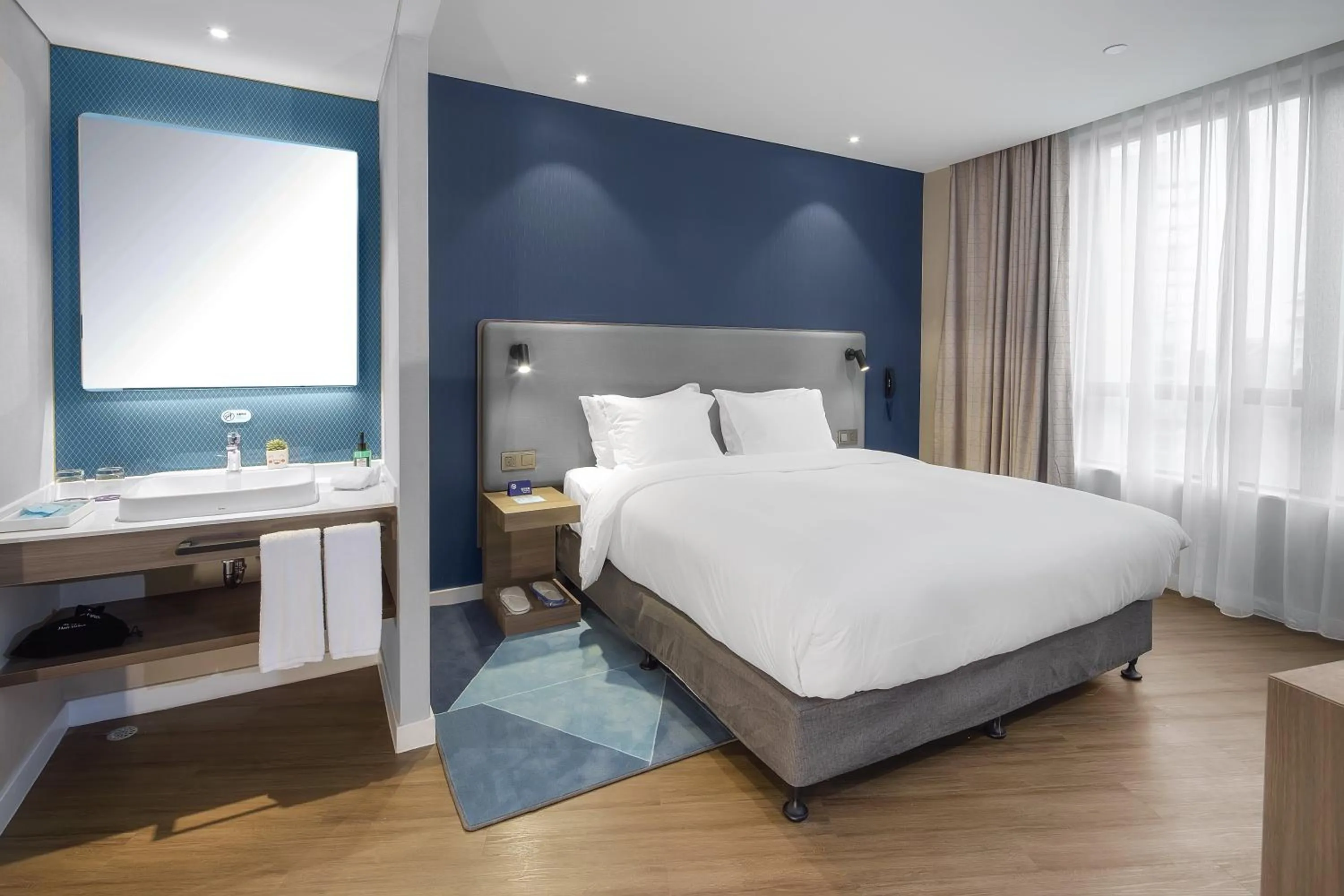 Photo of the whole room, Bed in Holiday Inn Express Shanghai Chongming by IHG