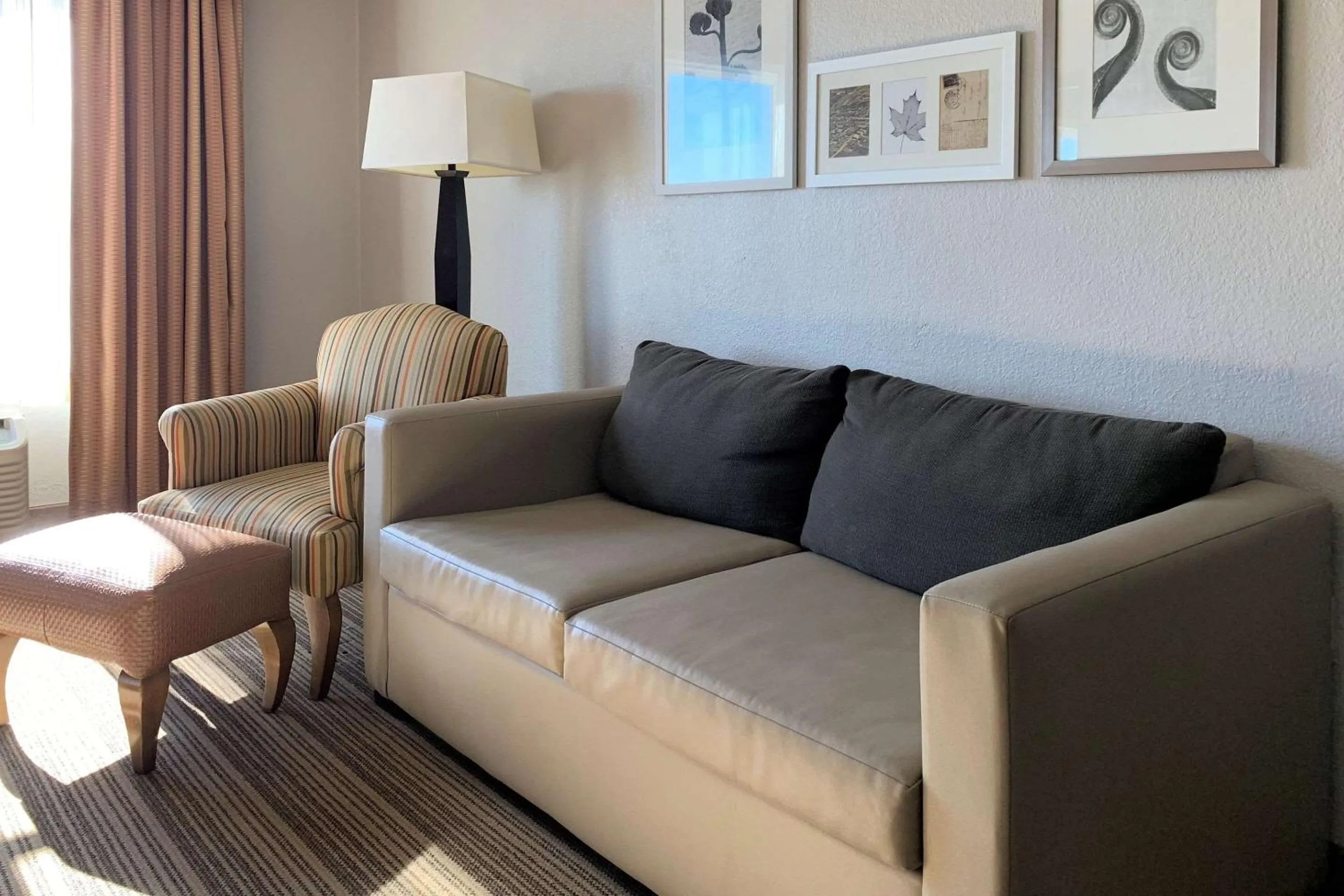 Bedroom in Country Inn & Suites by Radisson, Clarksville, TN