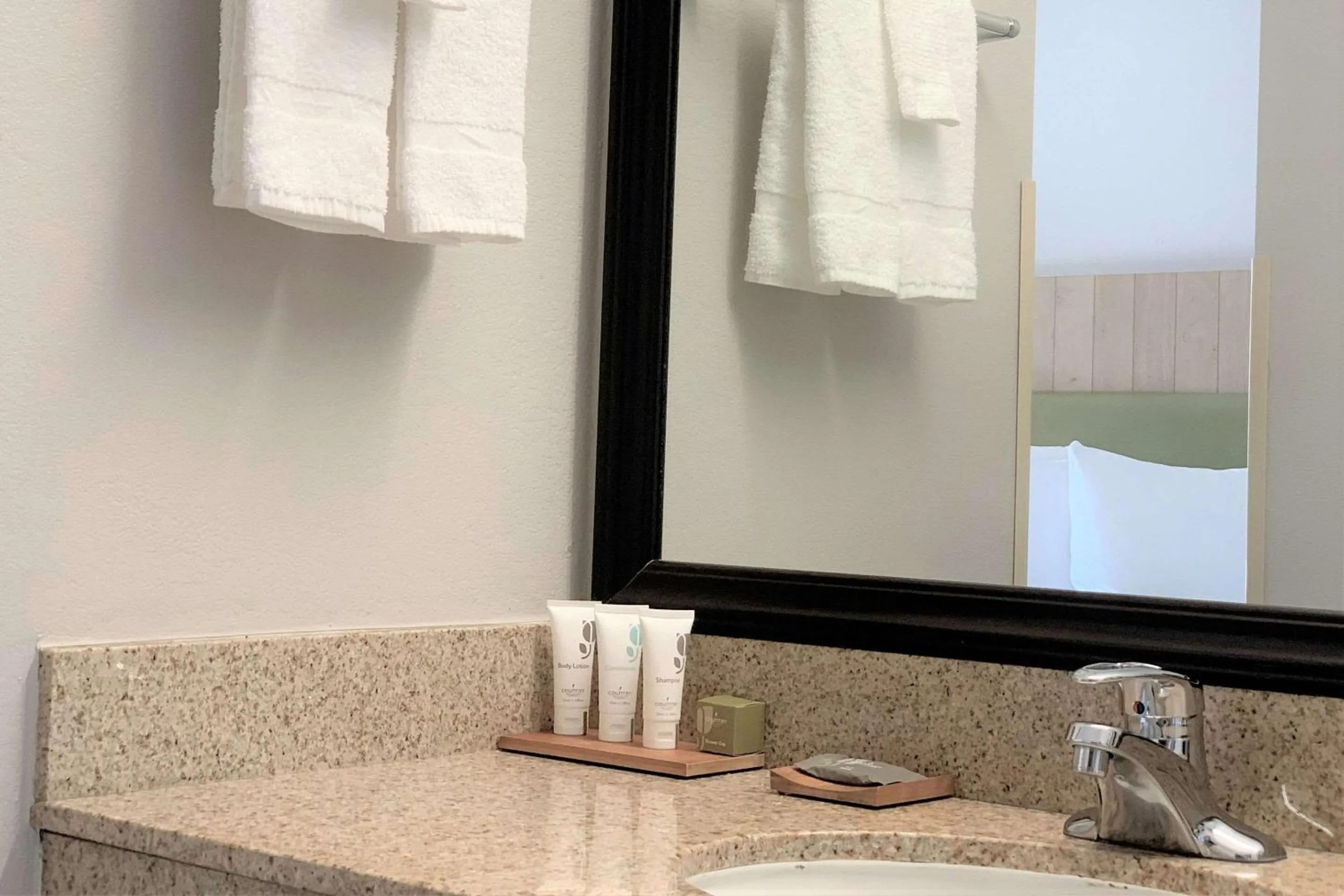 Bedroom in Country Inn & Suites by Radisson, Clarksville, TN