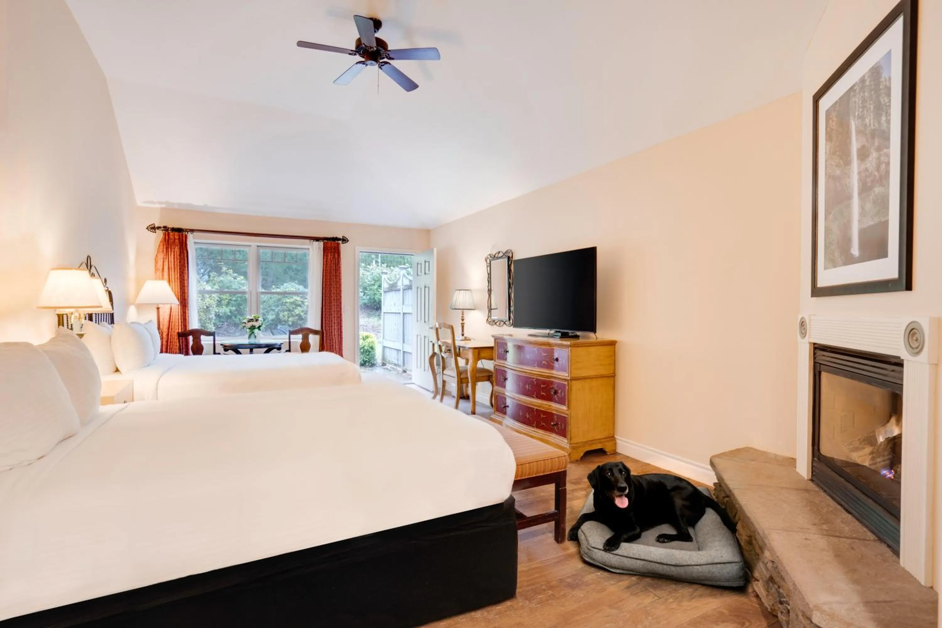 Bedroom, Bed in Oregon Garden Resort