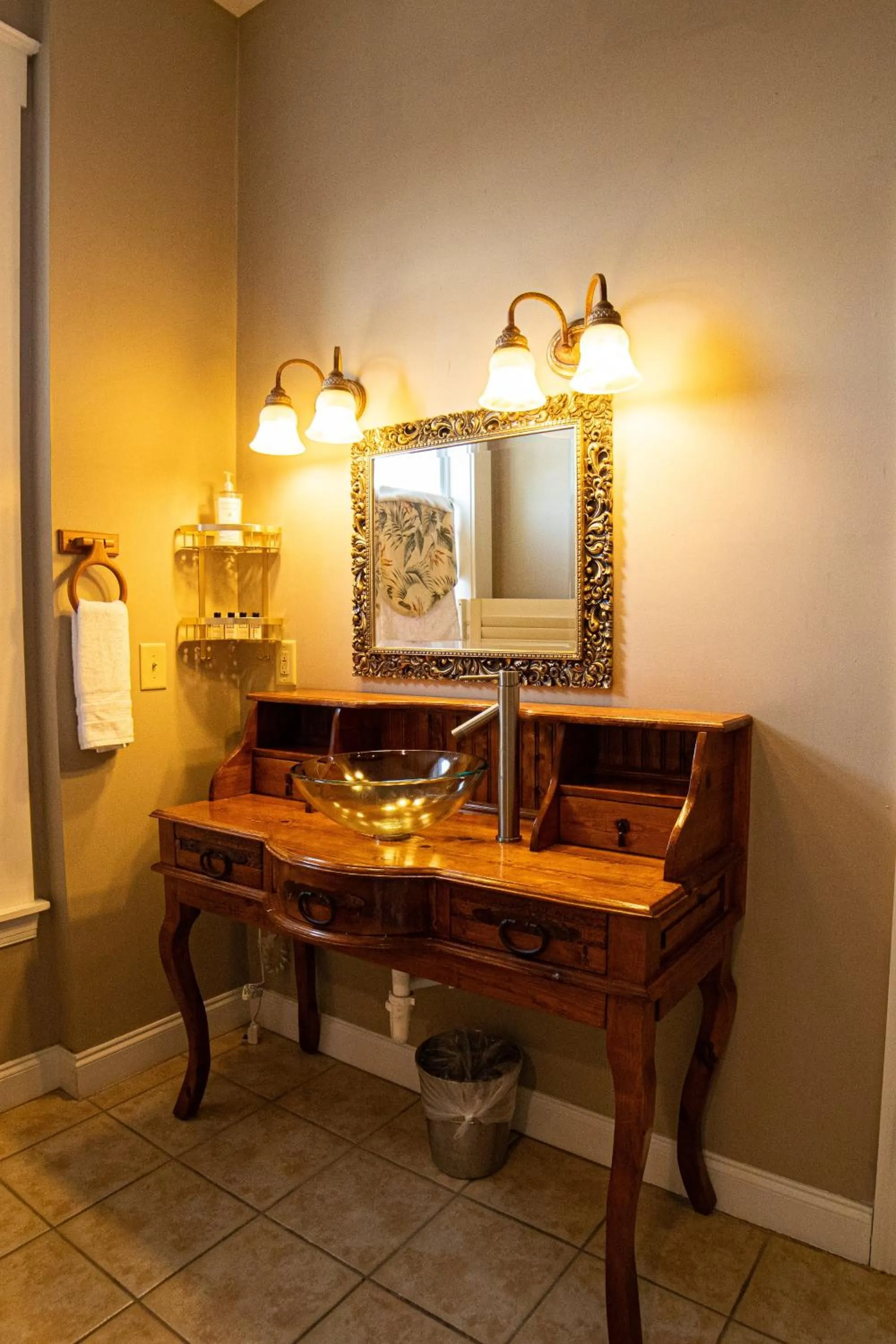 Bathroom in Oak Tree Hotel