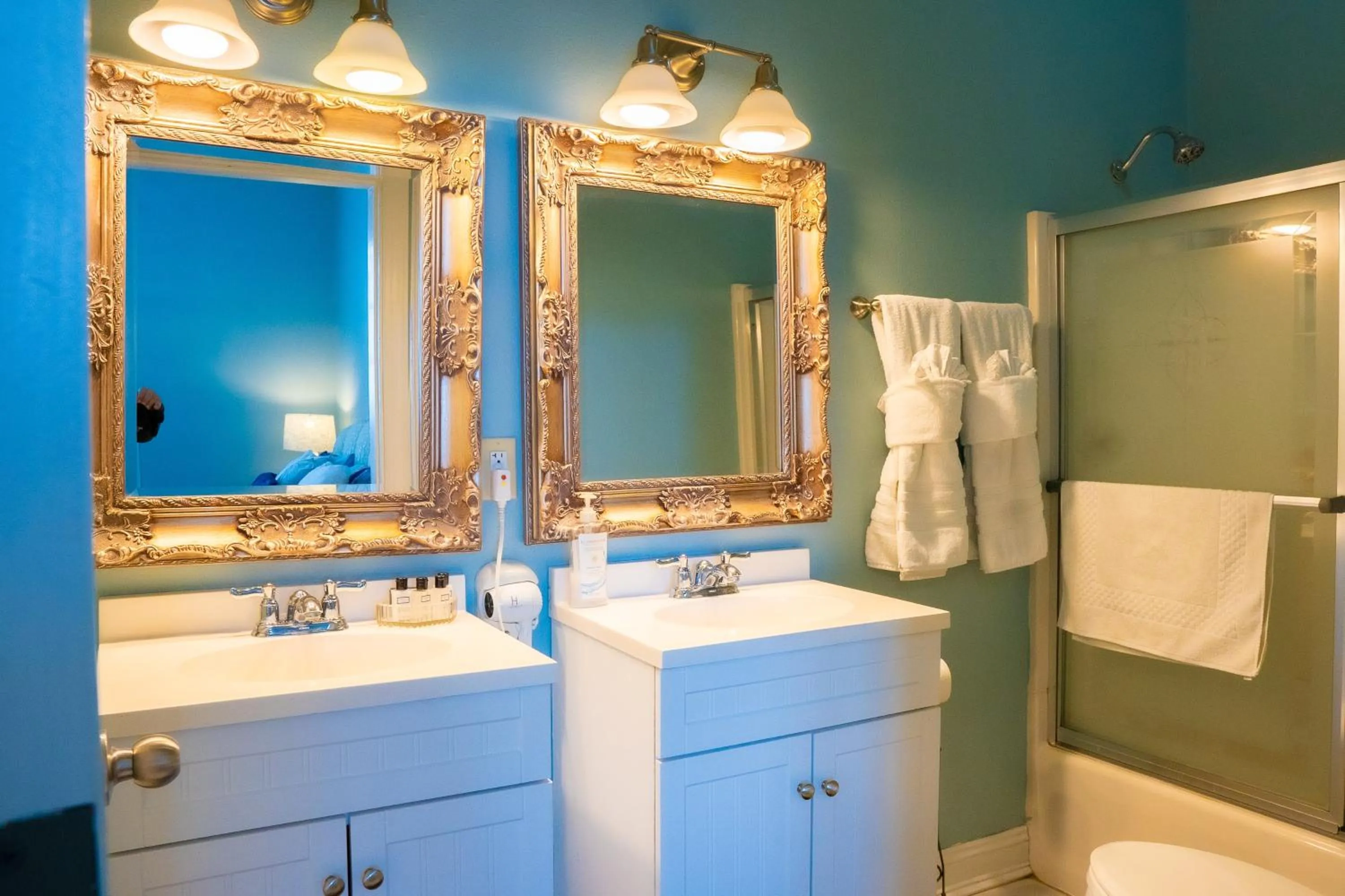 Bathroom in Oak Tree Hotel