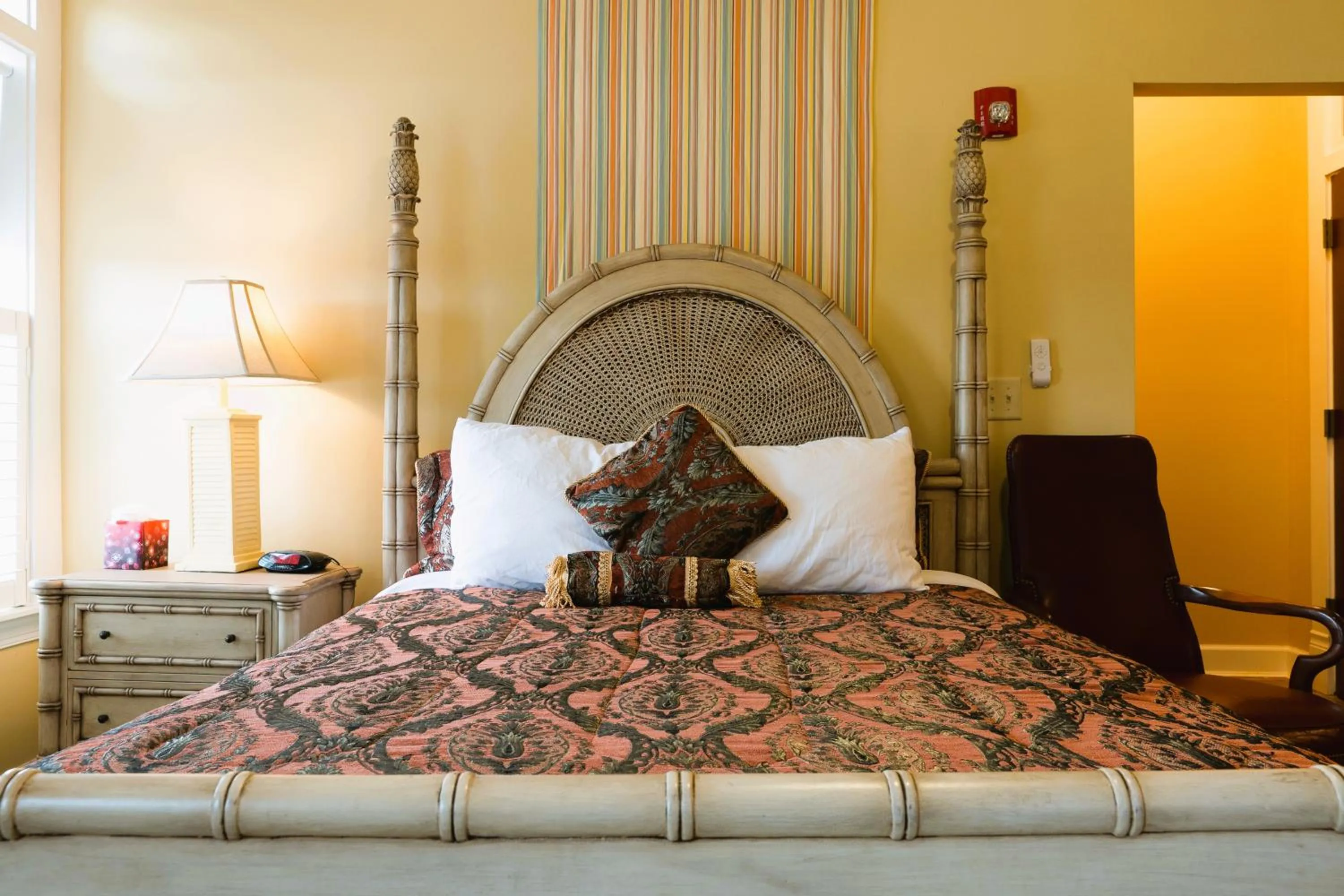 Bedroom, Bed in Oak Tree Hotel