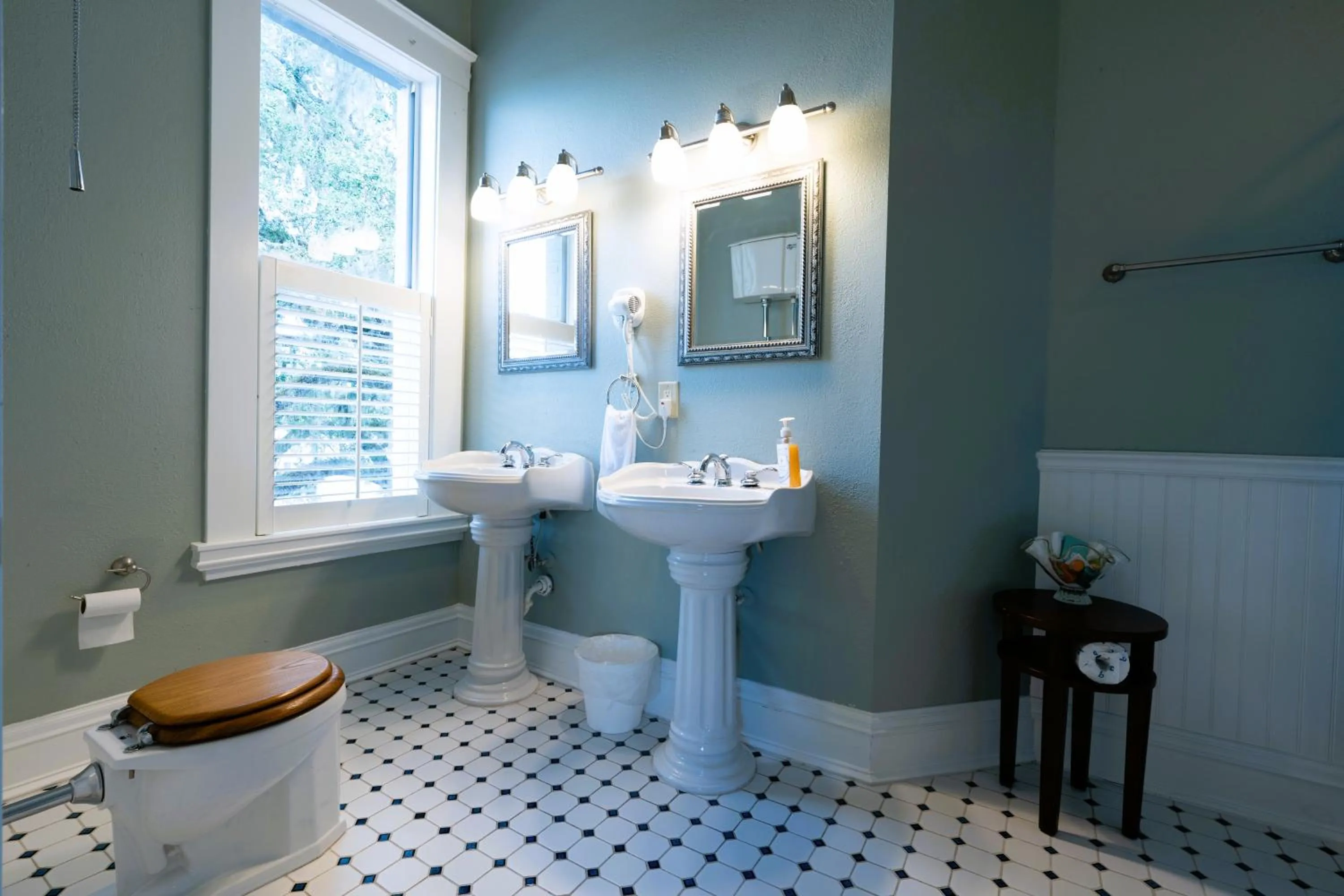 Bathroom in Oak Tree Hotel