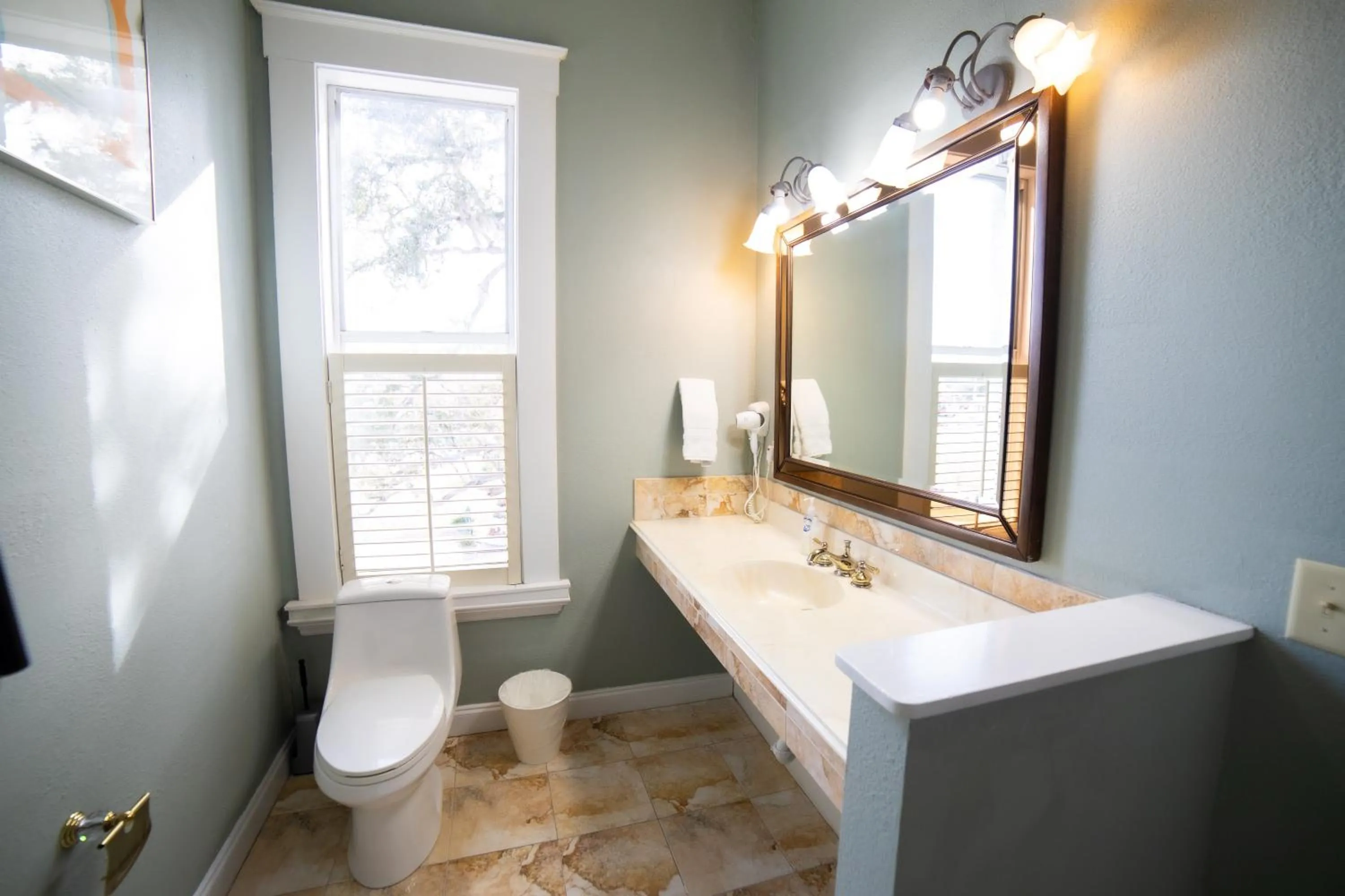 Toilet in Oak Tree Hotel