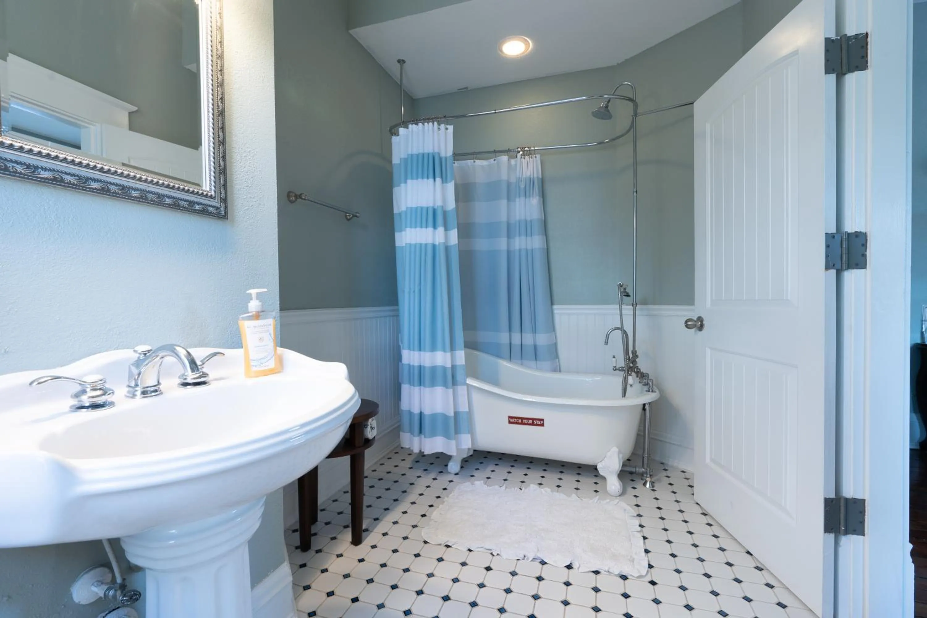 Bathroom in Oak Tree Hotel