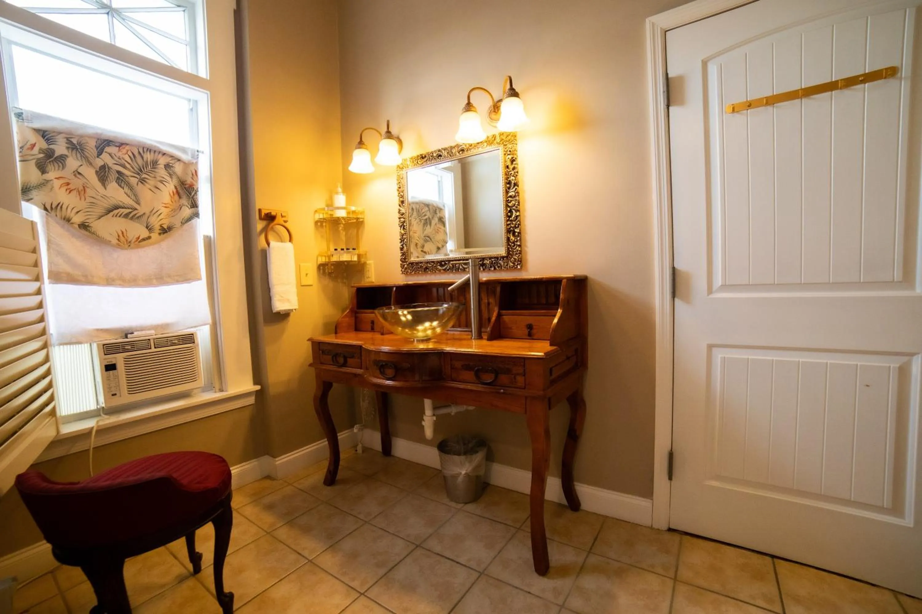 Bathroom in Oak Tree Hotel