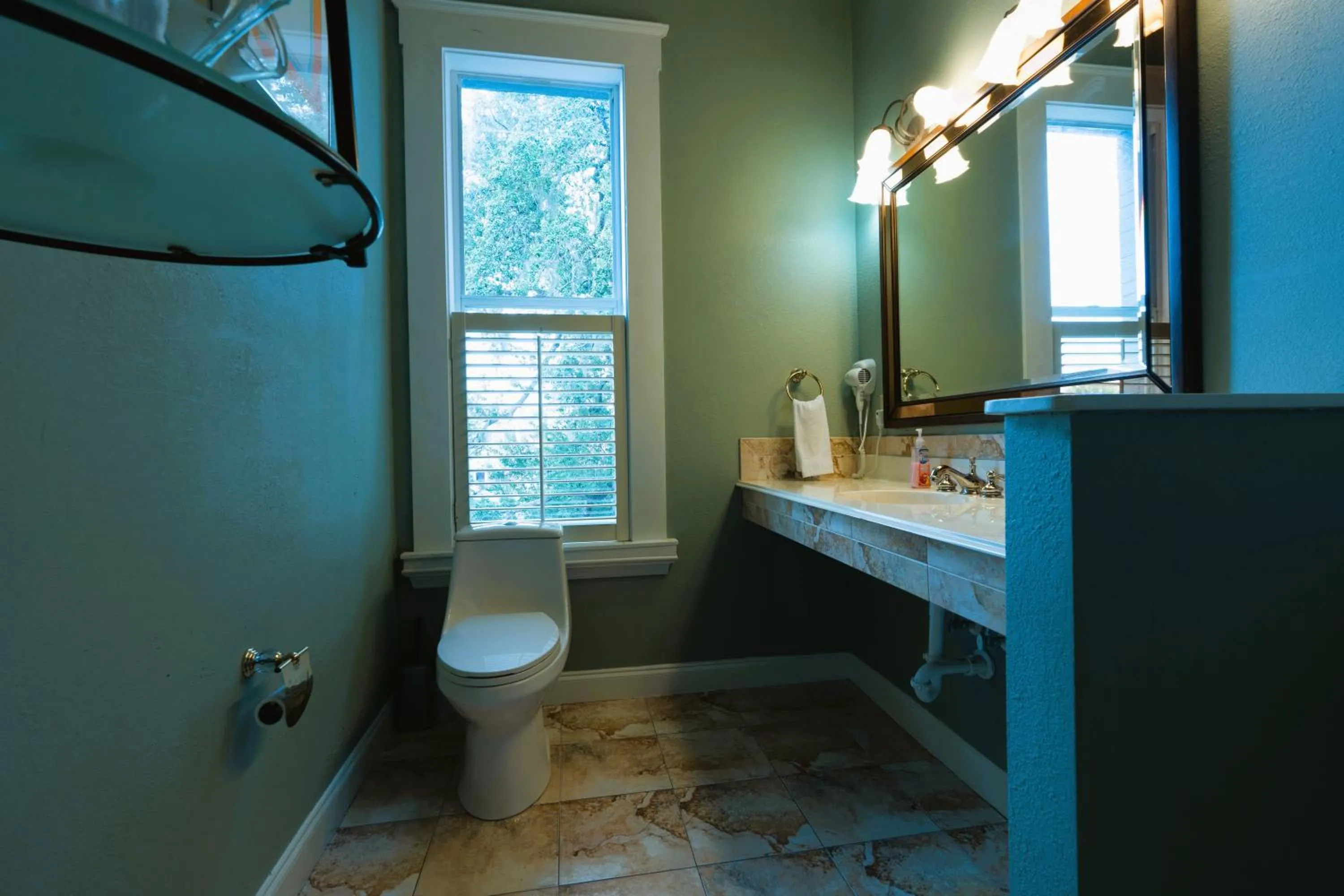 Bathroom in Oak Tree Hotel