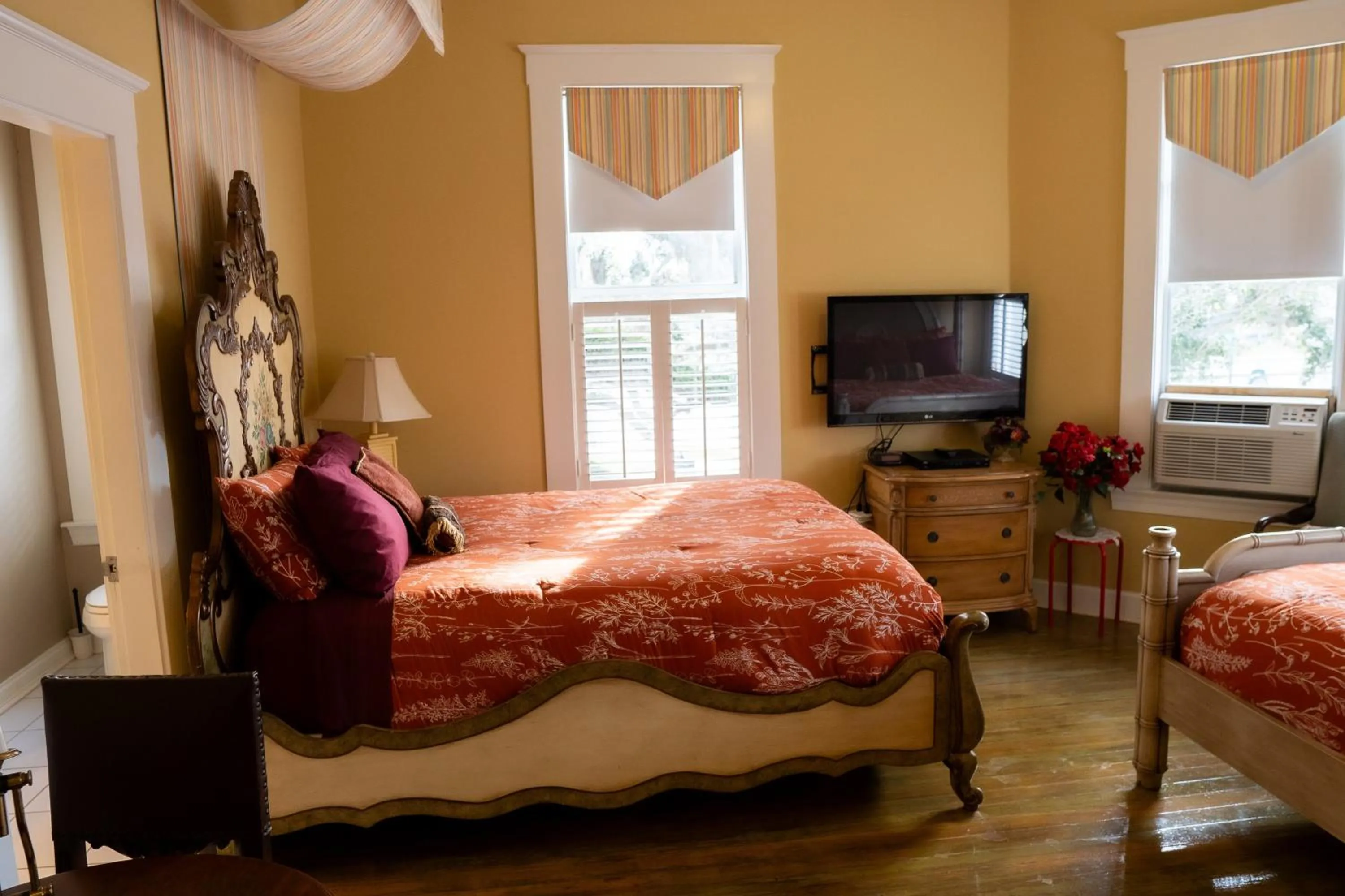 Communal lounge/ TV room, Bed in Oak Tree Hotel