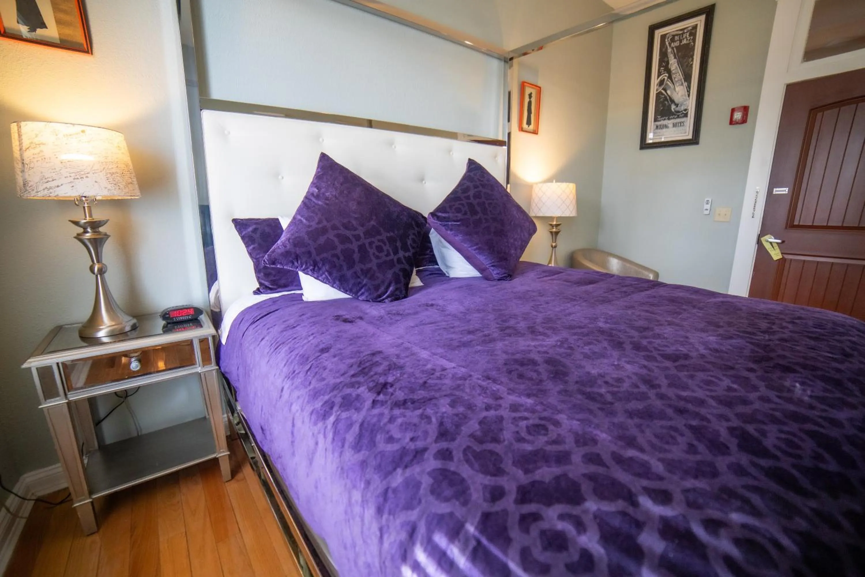 Photo of the whole room, Bed in Oak Tree Hotel