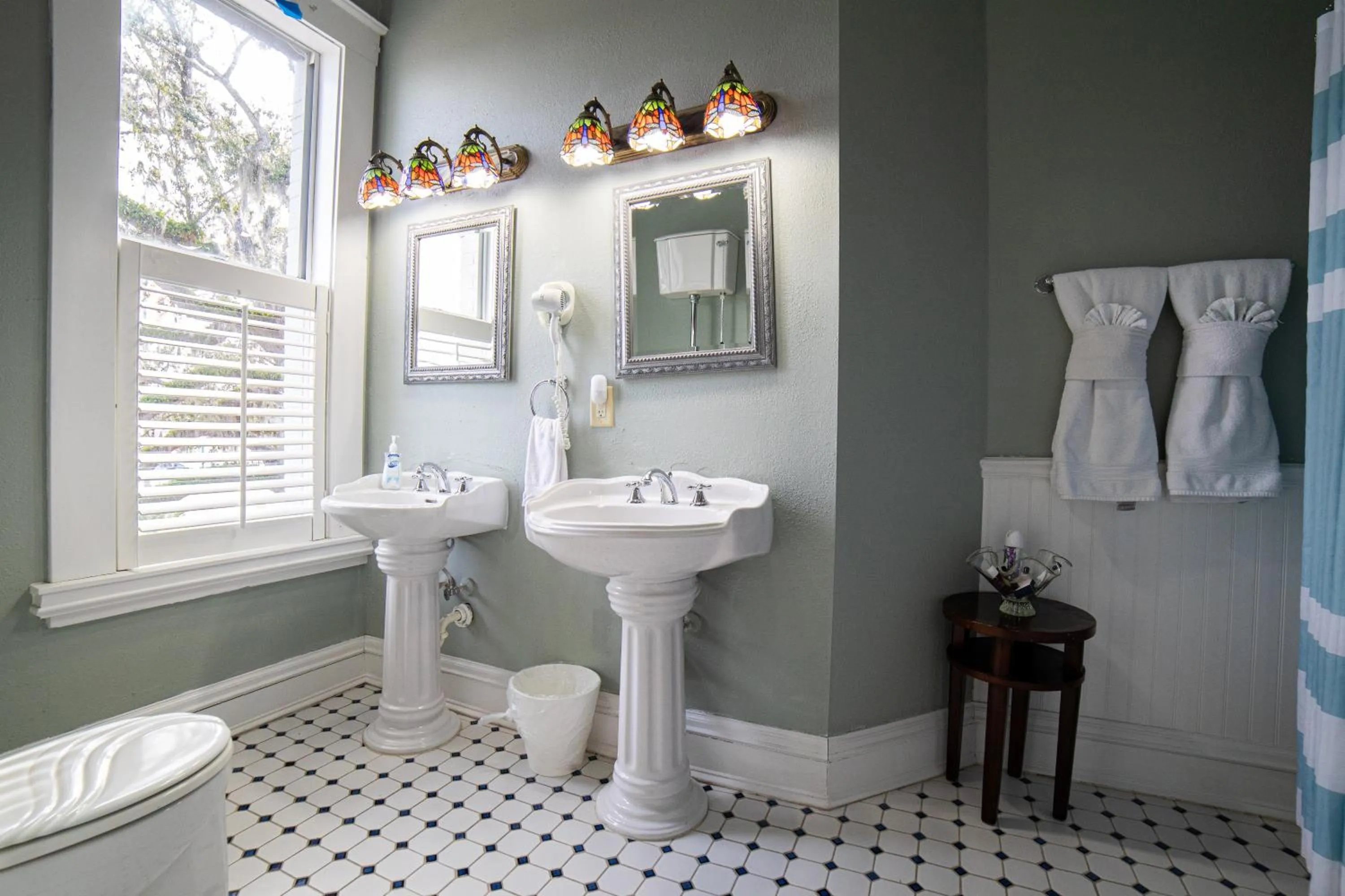 Bathroom in Oak Tree Hotel