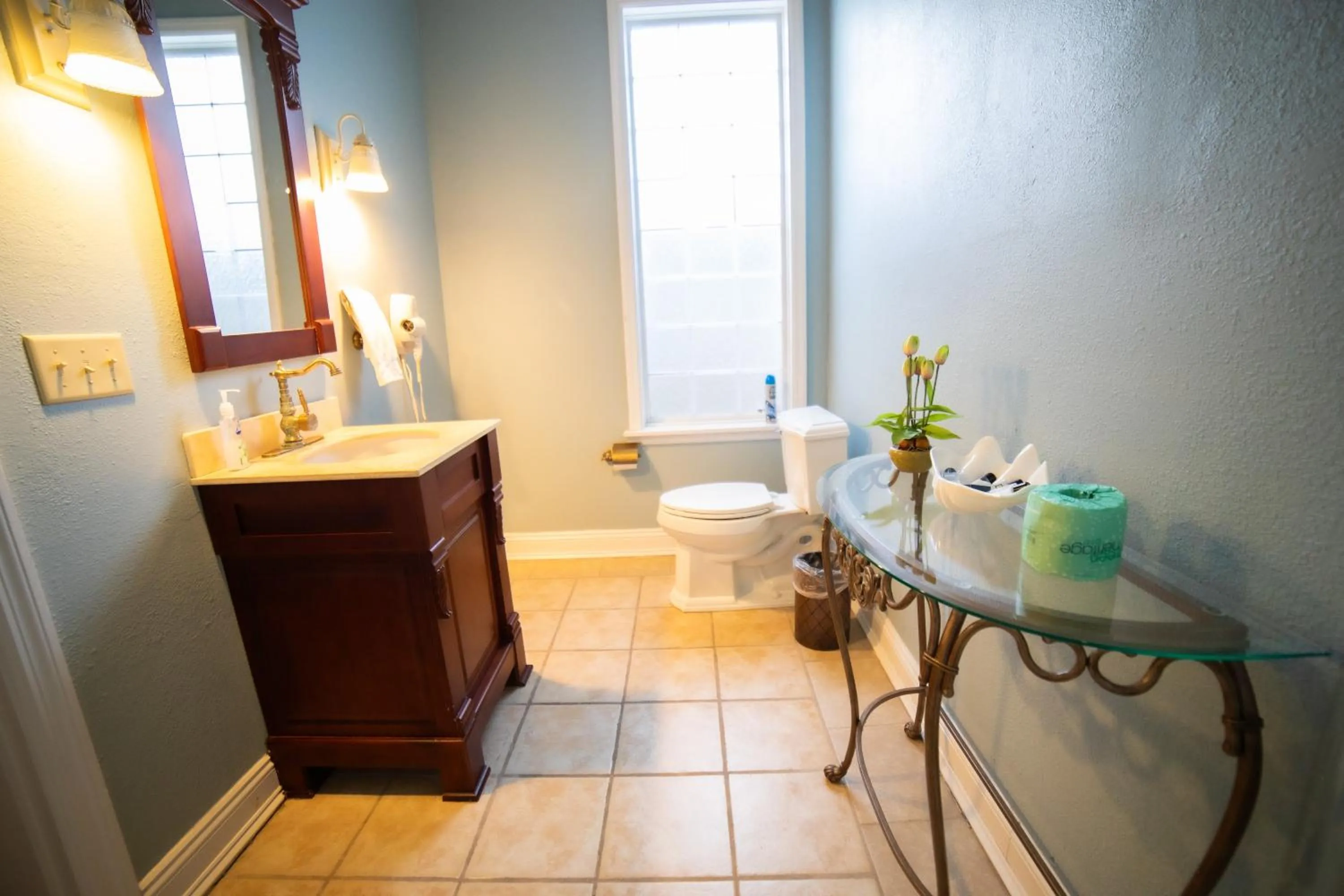 Toilet in Oak Tree Hotel