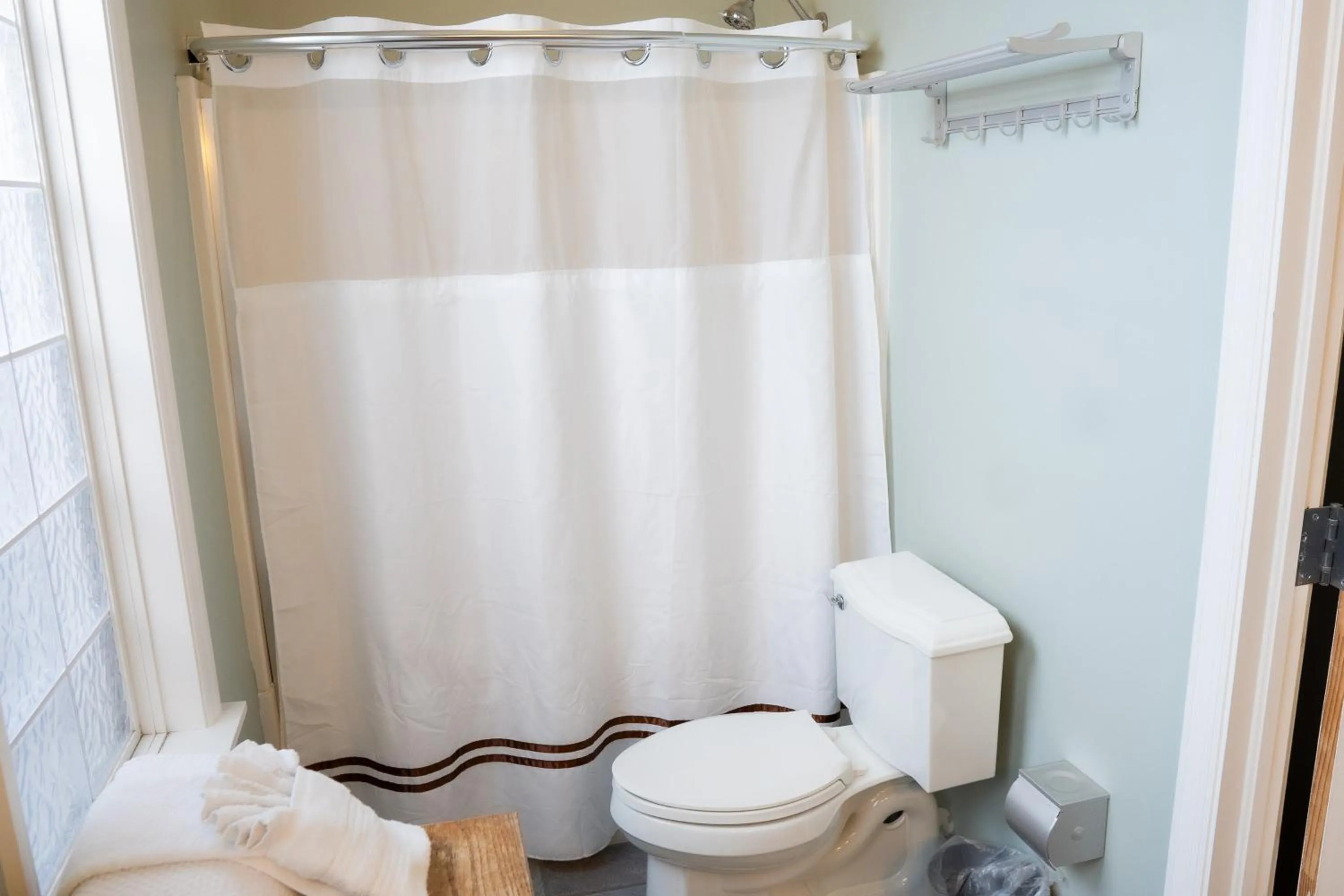 Bathroom in Oak Tree Hotel