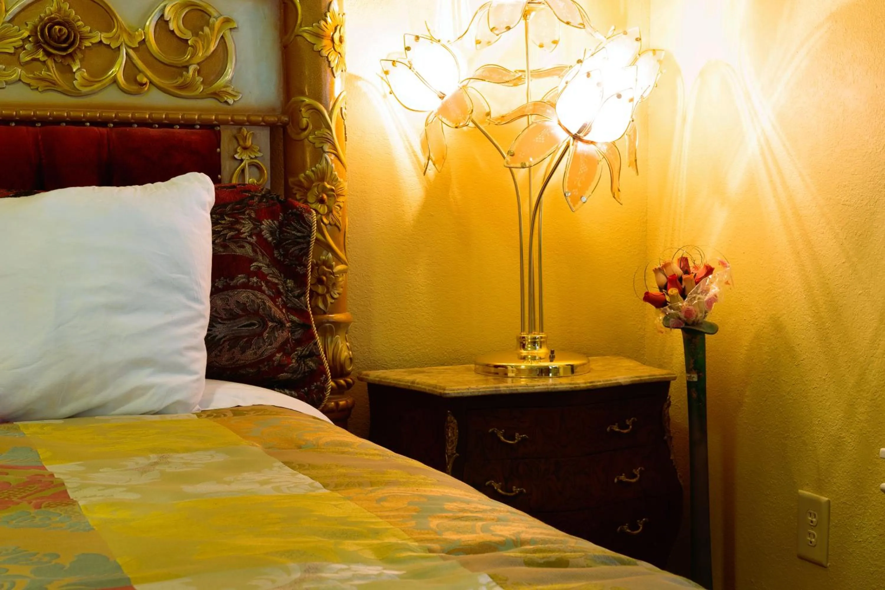 Bedroom, Bed in Oak Tree Hotel