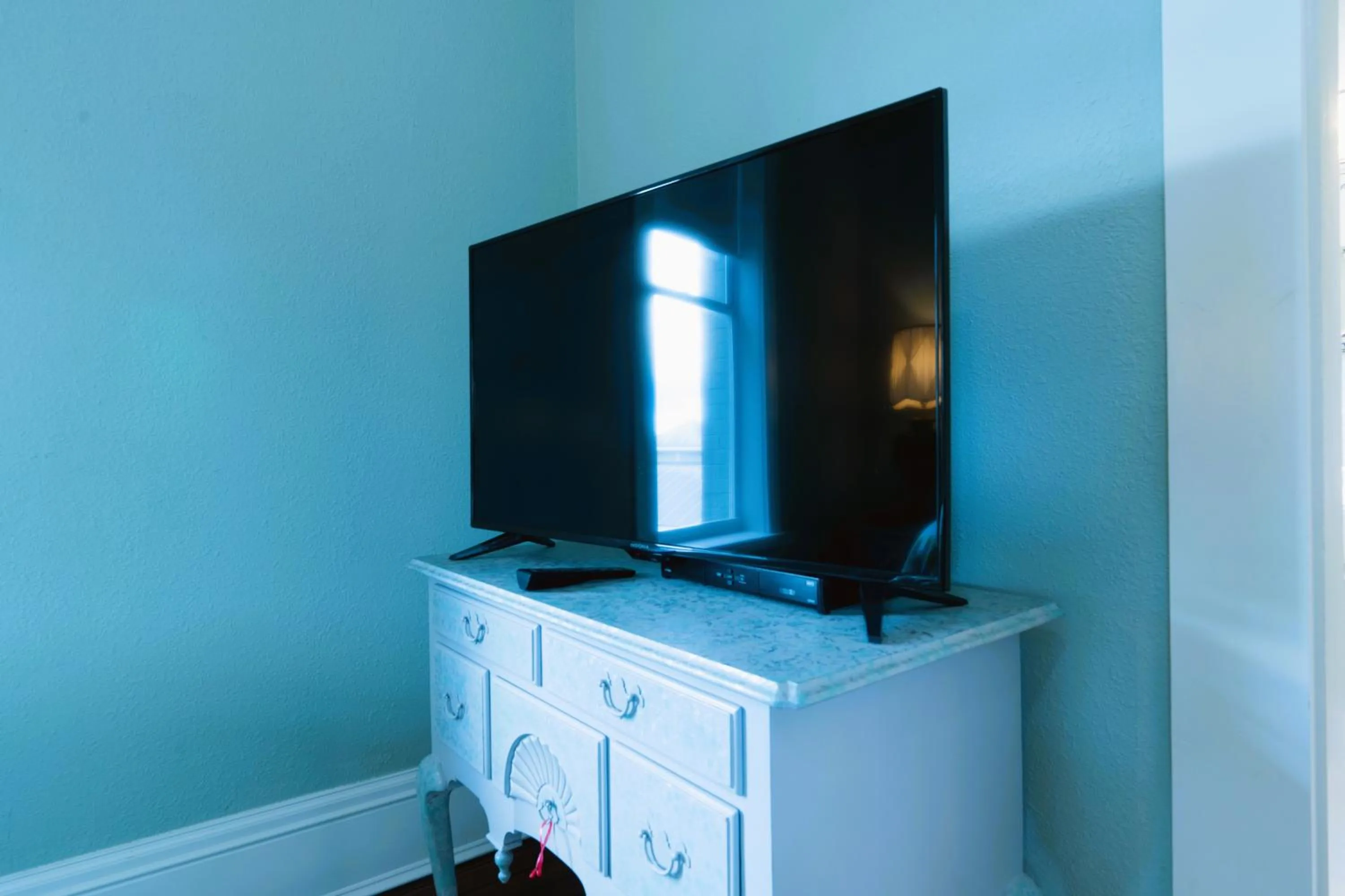 TV and multimedia in Oak Tree Hotel