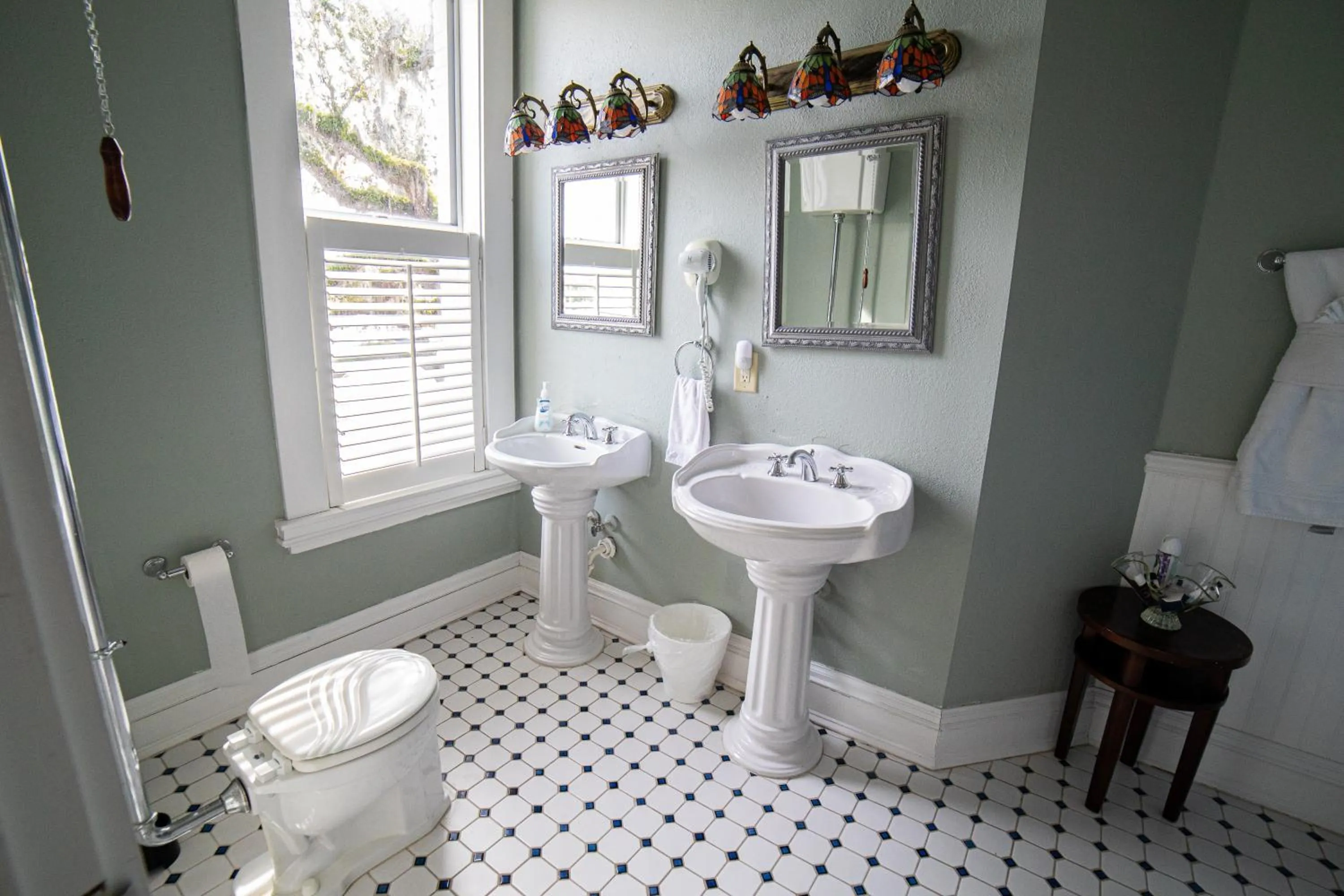 Bathroom in Oak Tree Hotel