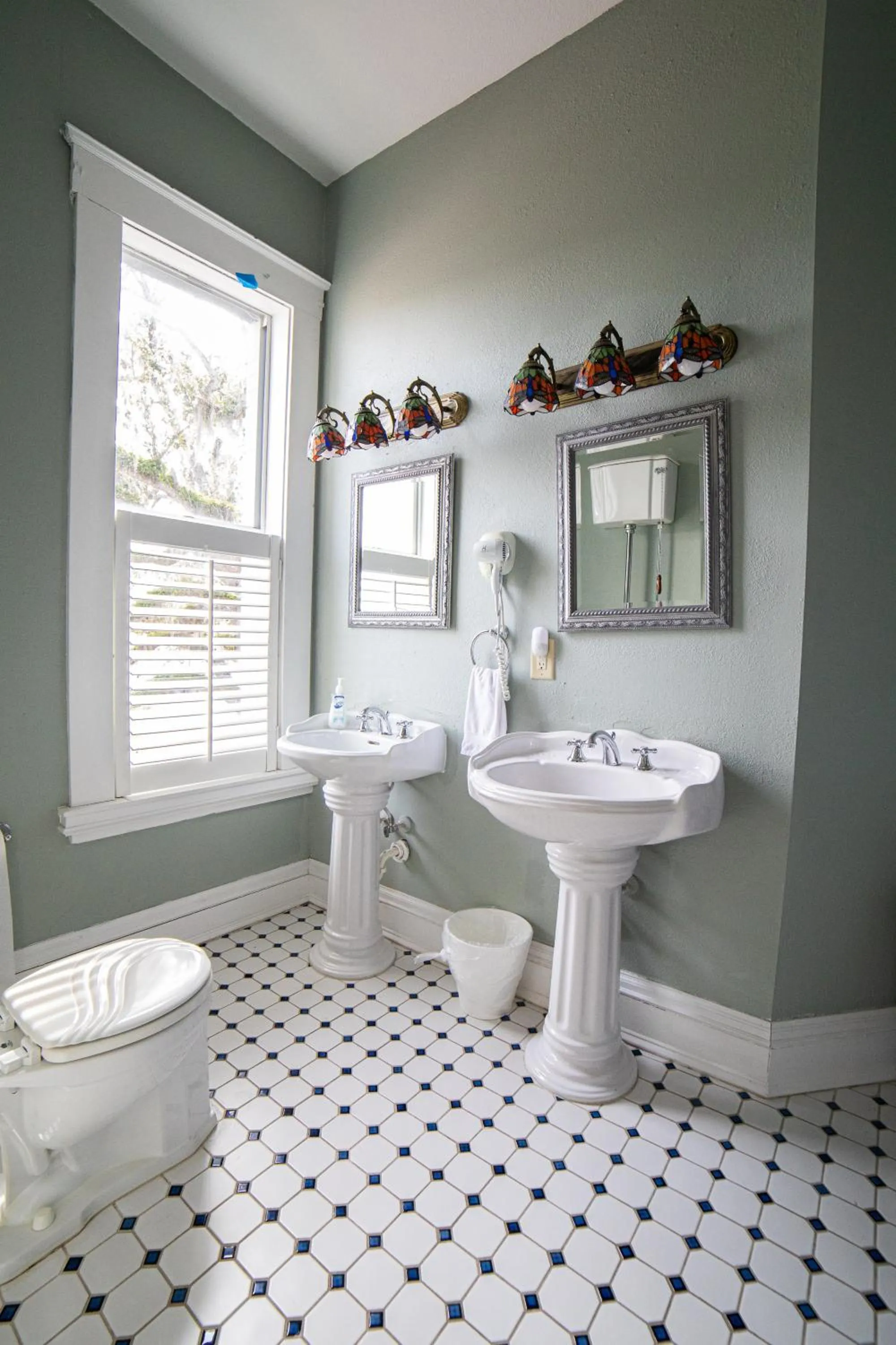 Bathroom in Oak Tree Hotel