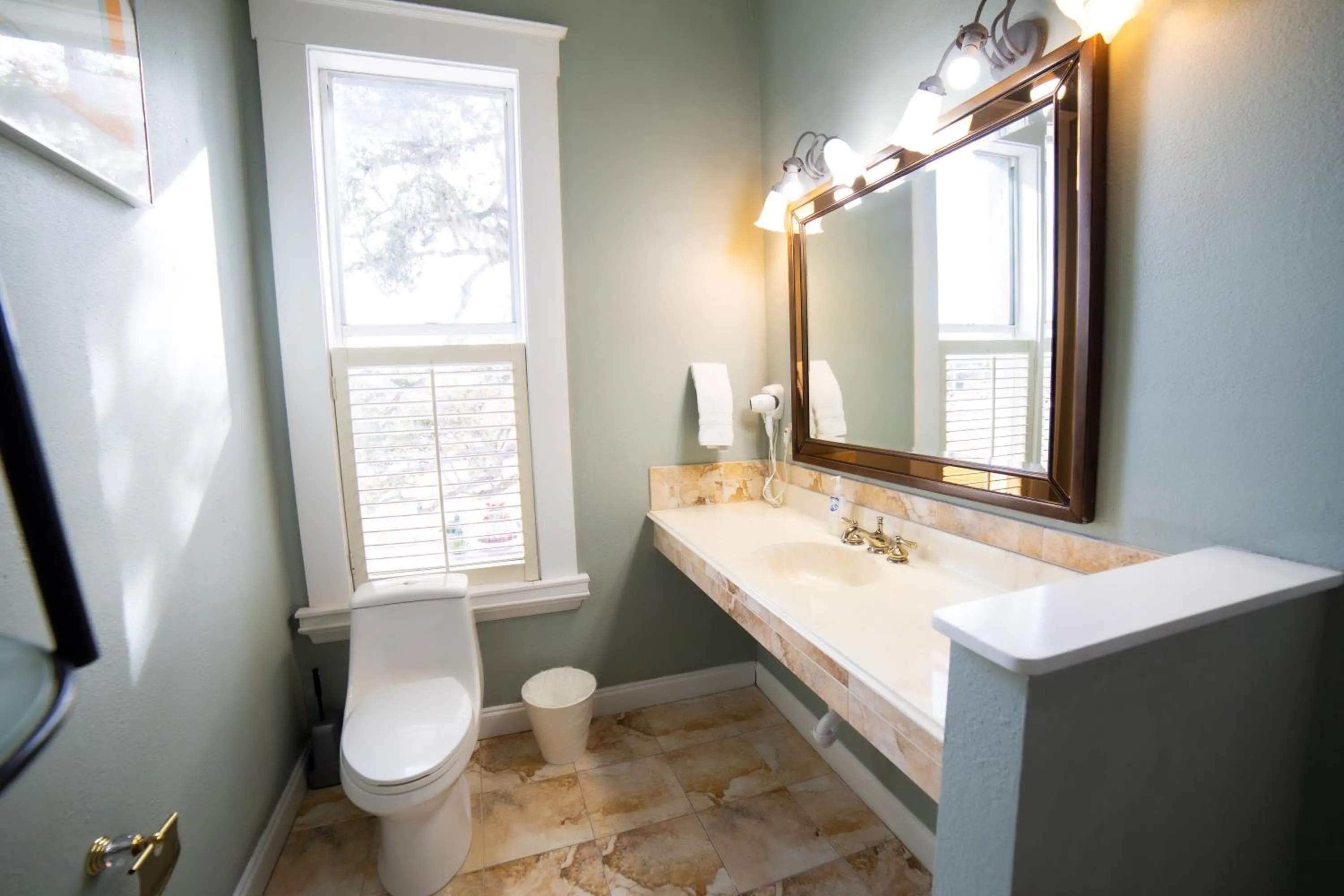 Toilet in Oak Tree Hotel