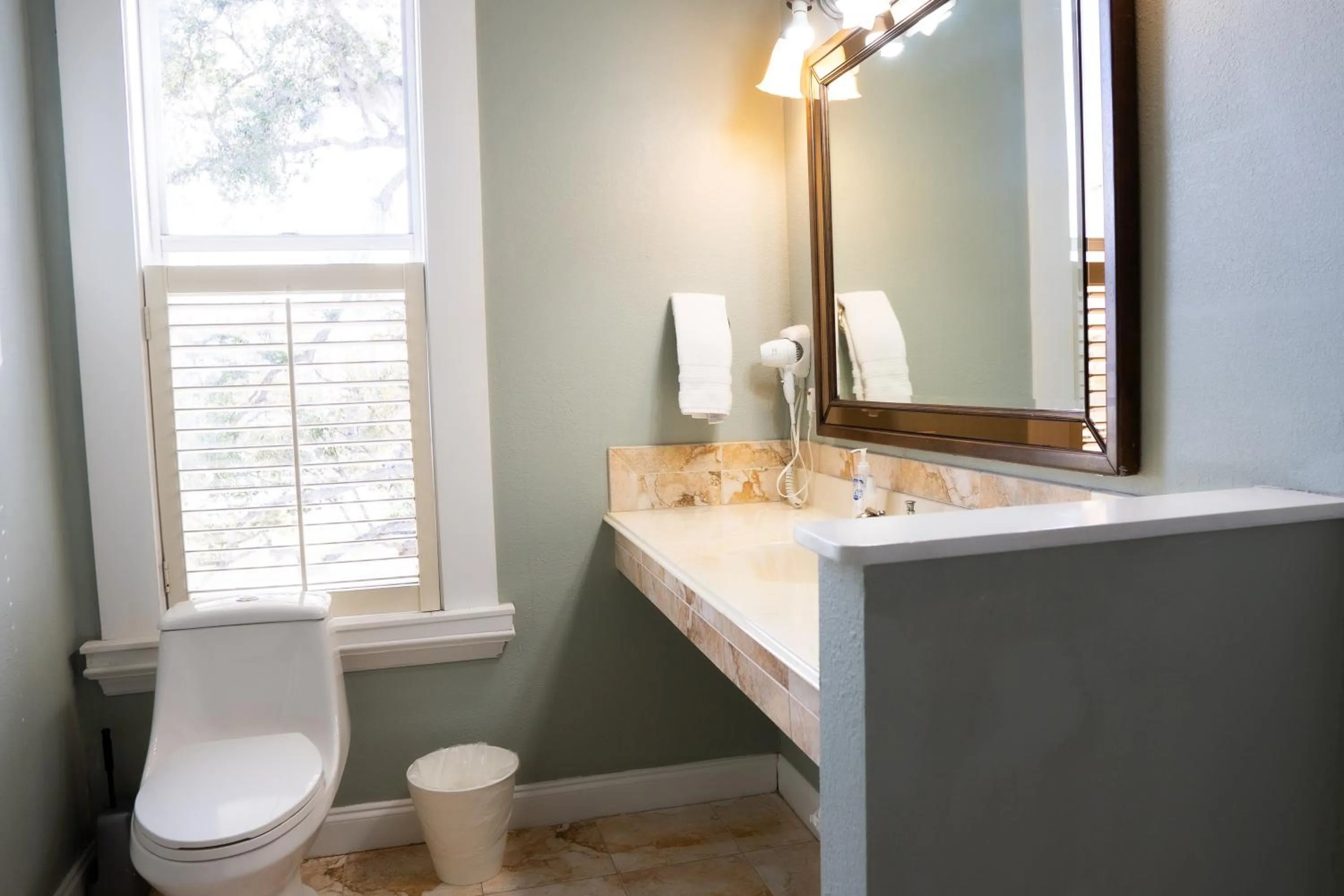 Toilet in Oak Tree Hotel