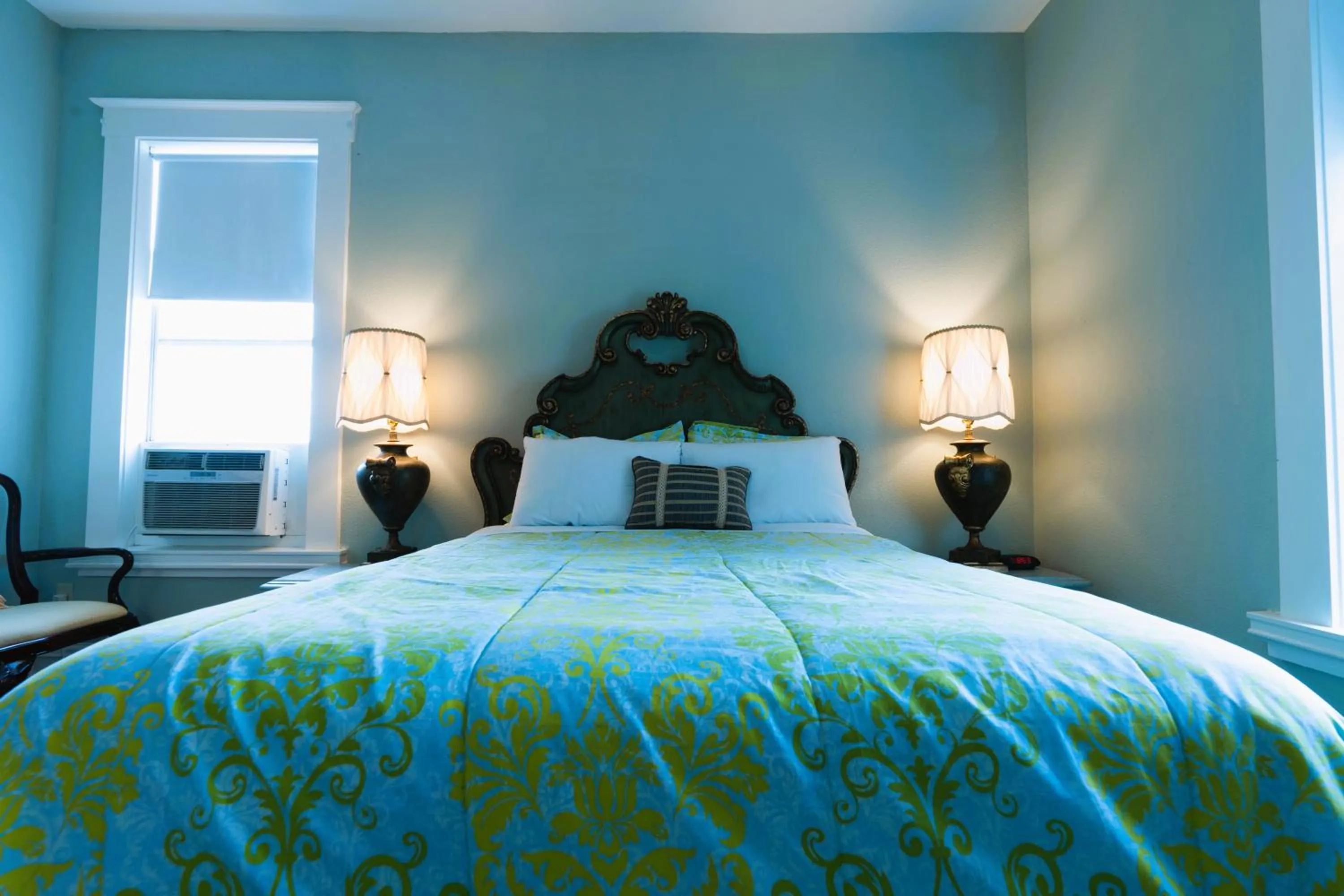 Bedroom, Bed in Oak Tree Hotel