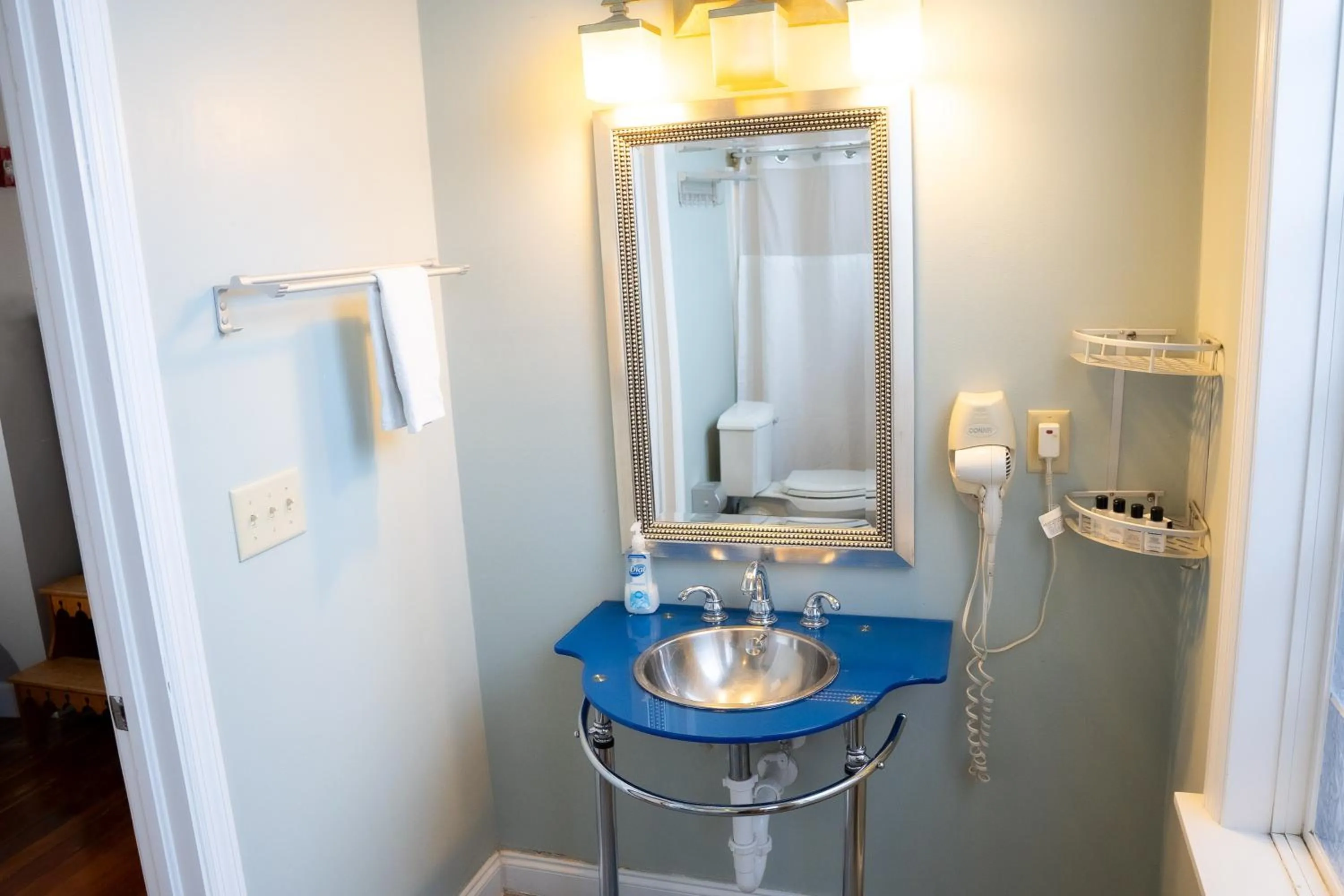 Bathroom in Oak Tree Hotel