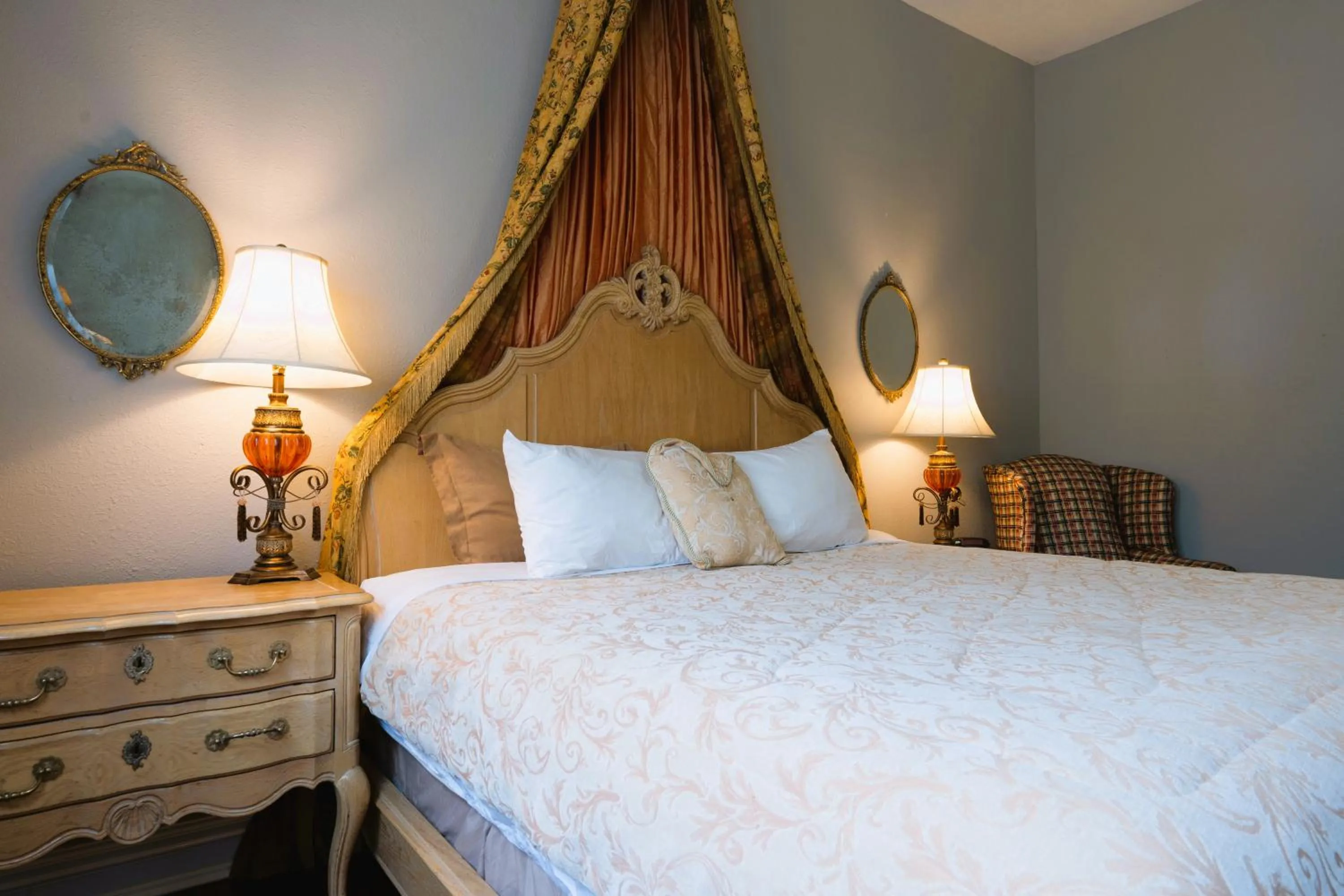 Bedroom, Bed in Oak Tree Hotel