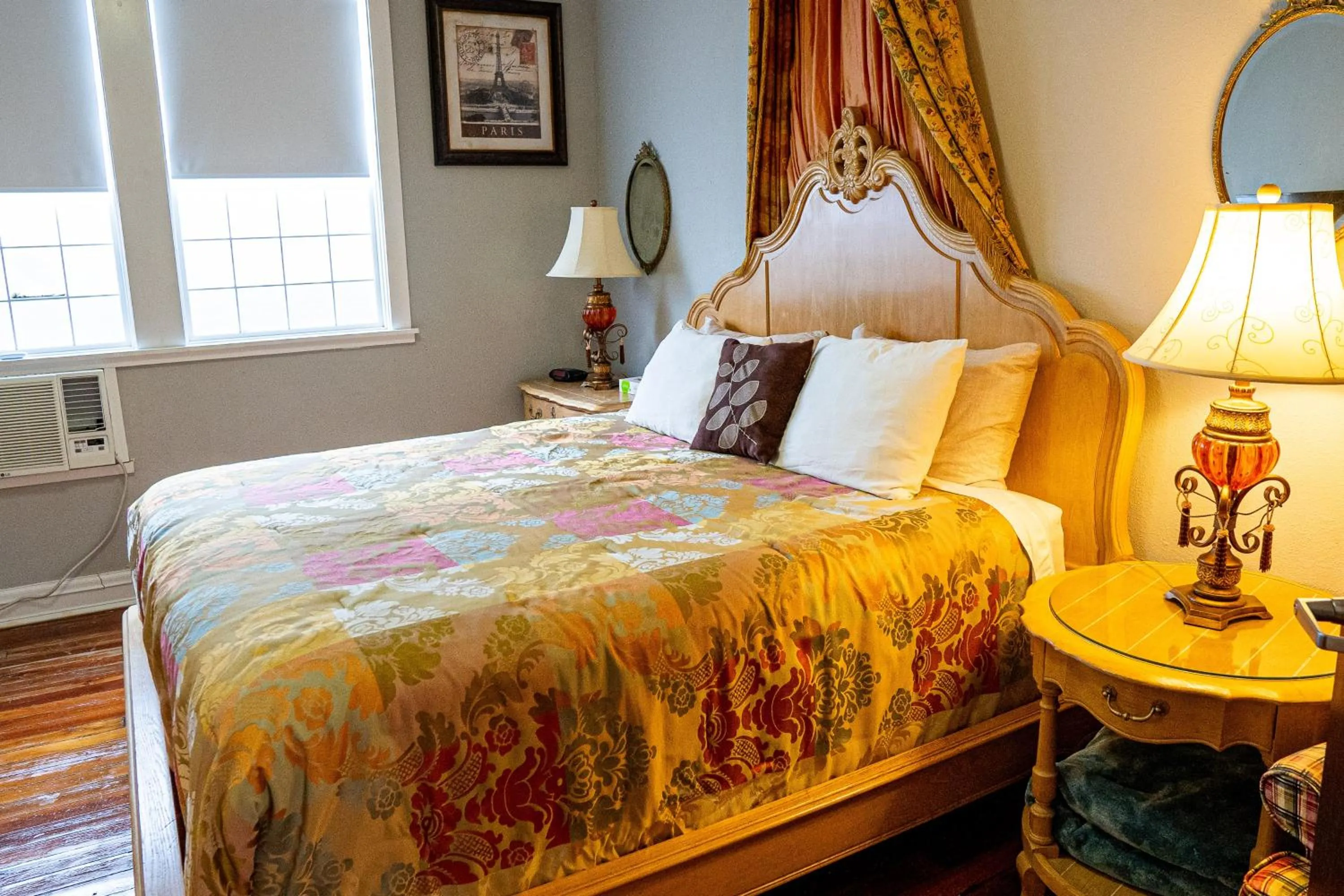 Photo of the whole room, Bed in Oak Tree Hotel