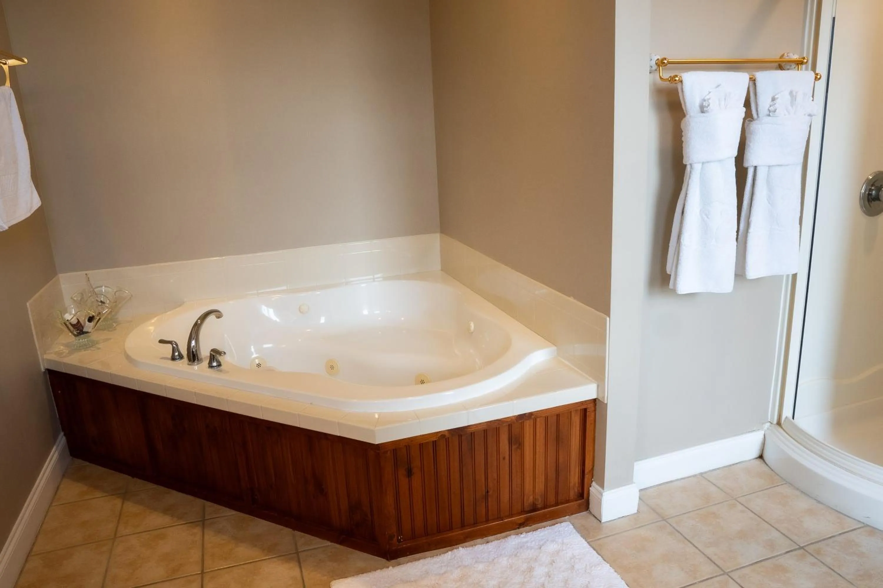 Hot Tub in Oak Tree Hotel