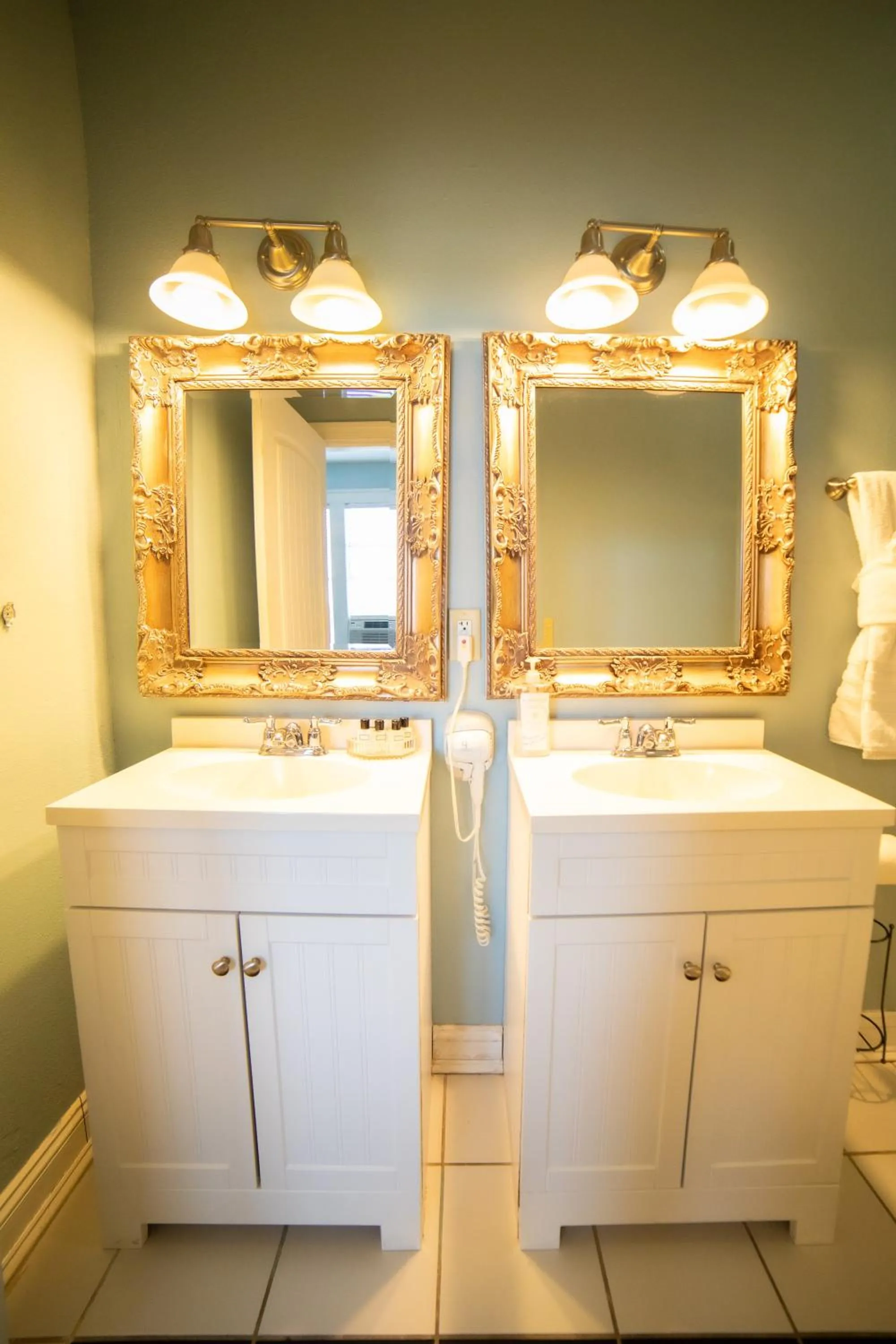Bathroom in Oak Tree Hotel