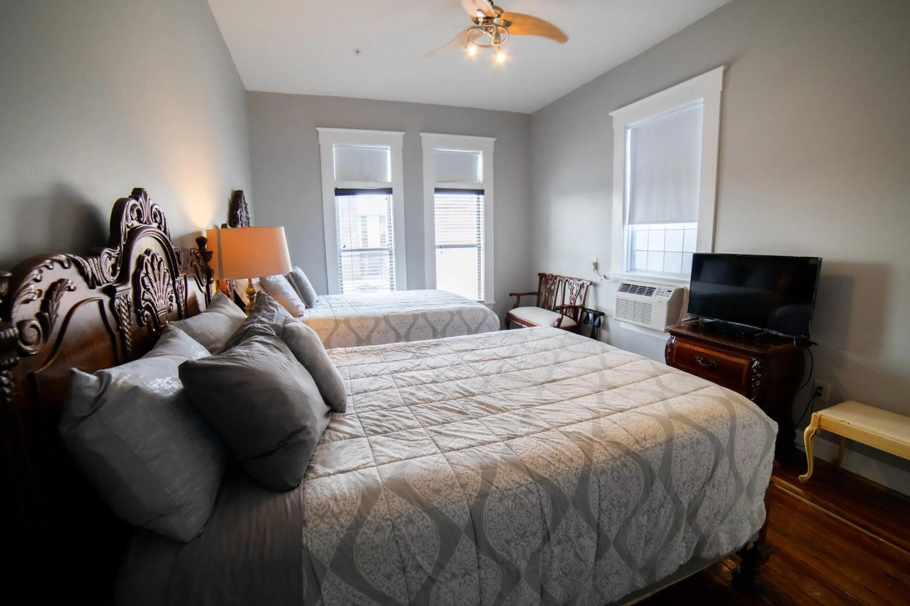 Photo of the whole room, Bed in Oak Tree Hotel